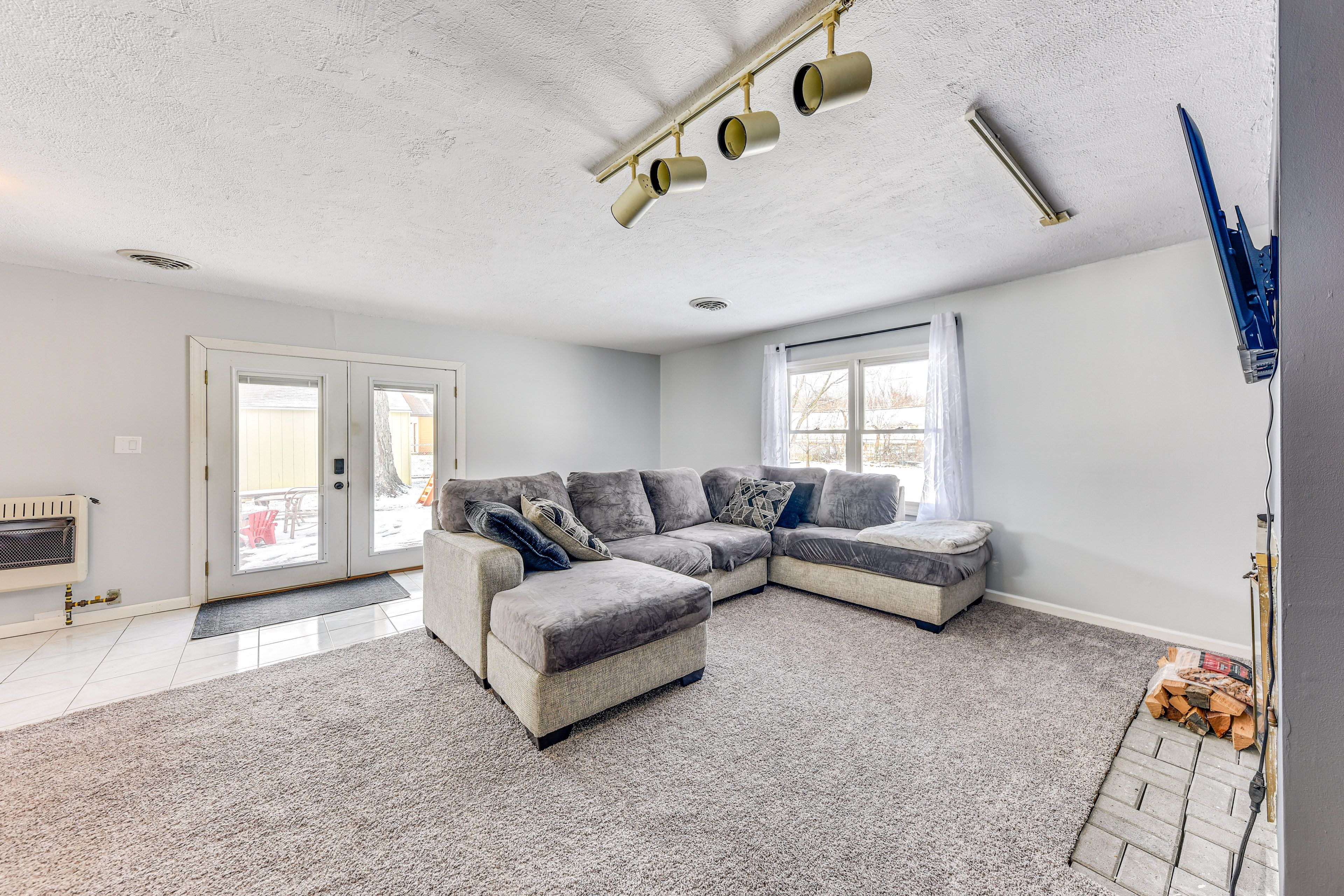 Living Room | Smart TV | Fireplace (Wood Provided) | Board Games | Books