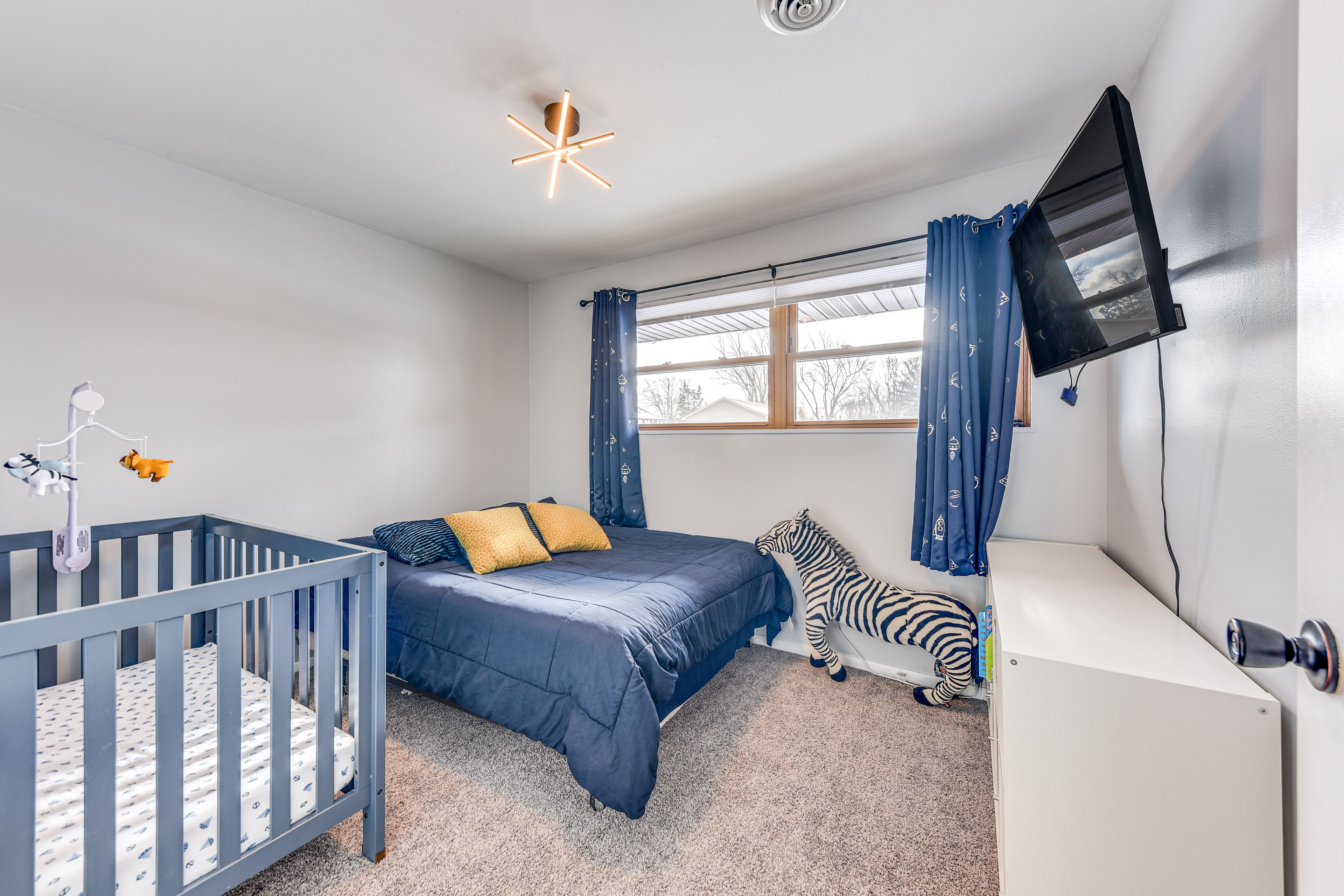 Bedroom 3 | Queen Bed | Smart TV | Crib