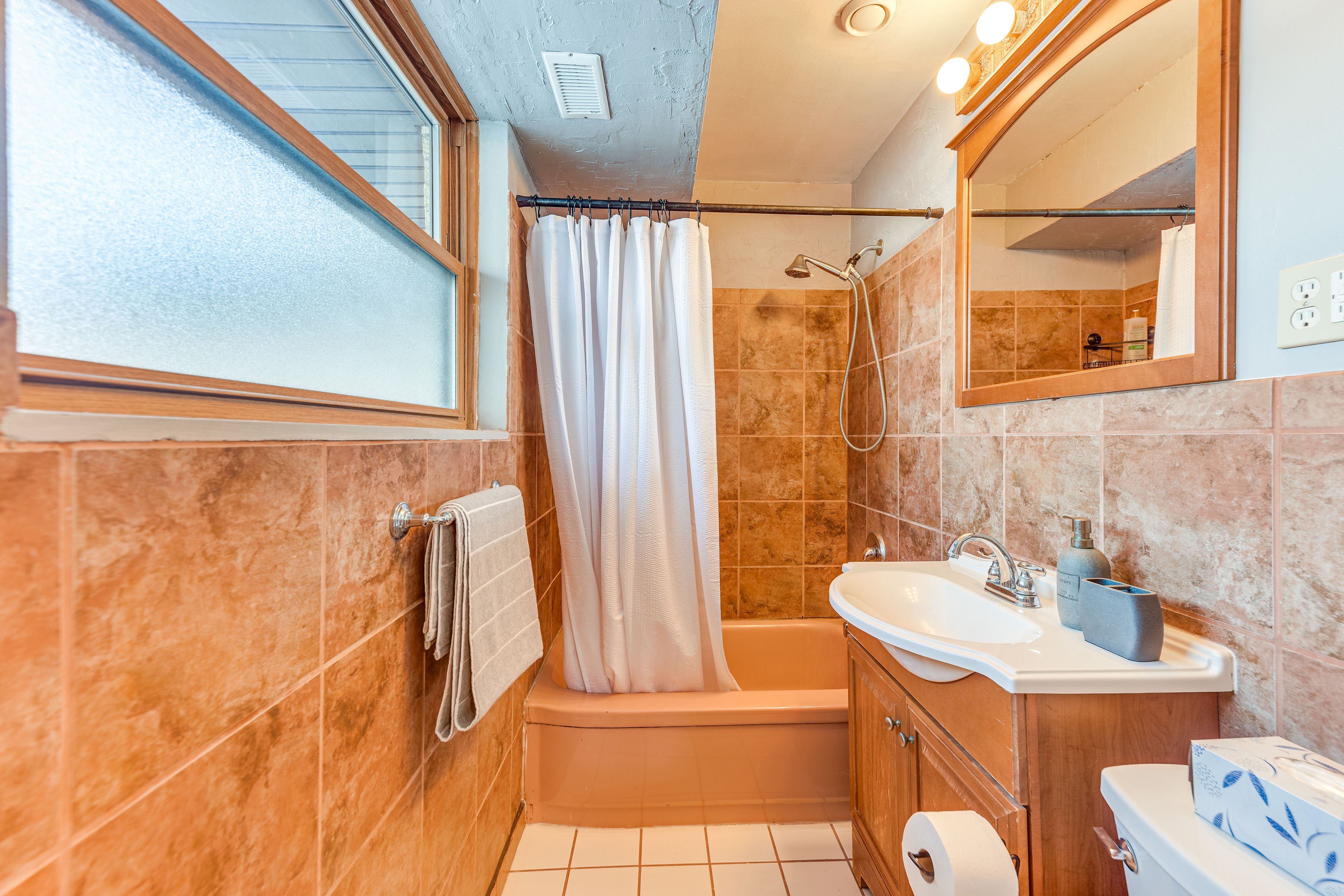 Full Bathroom | Shower/Tub Combo | Towels Provided
