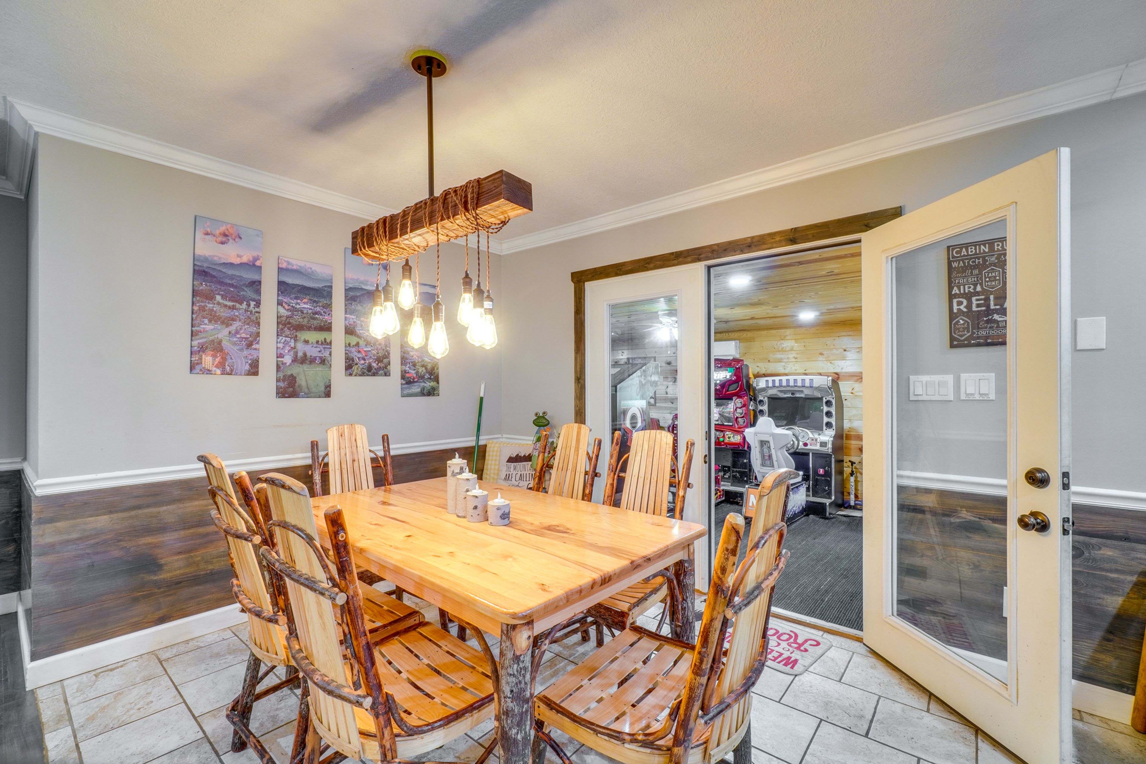 Dining Area | Dishware/Flatware Provided
