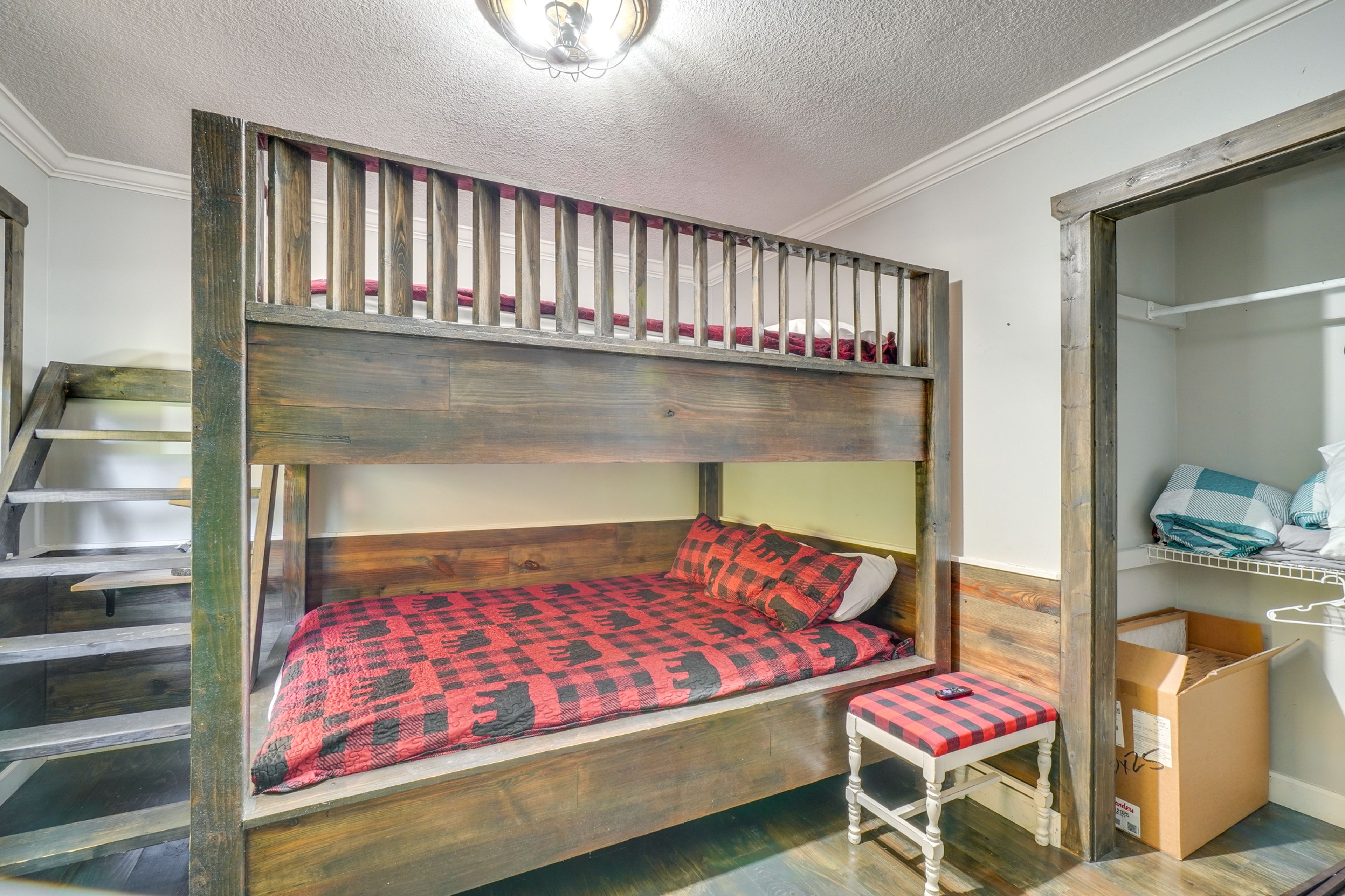 Bedroom 4 | Queen Bunk Bed