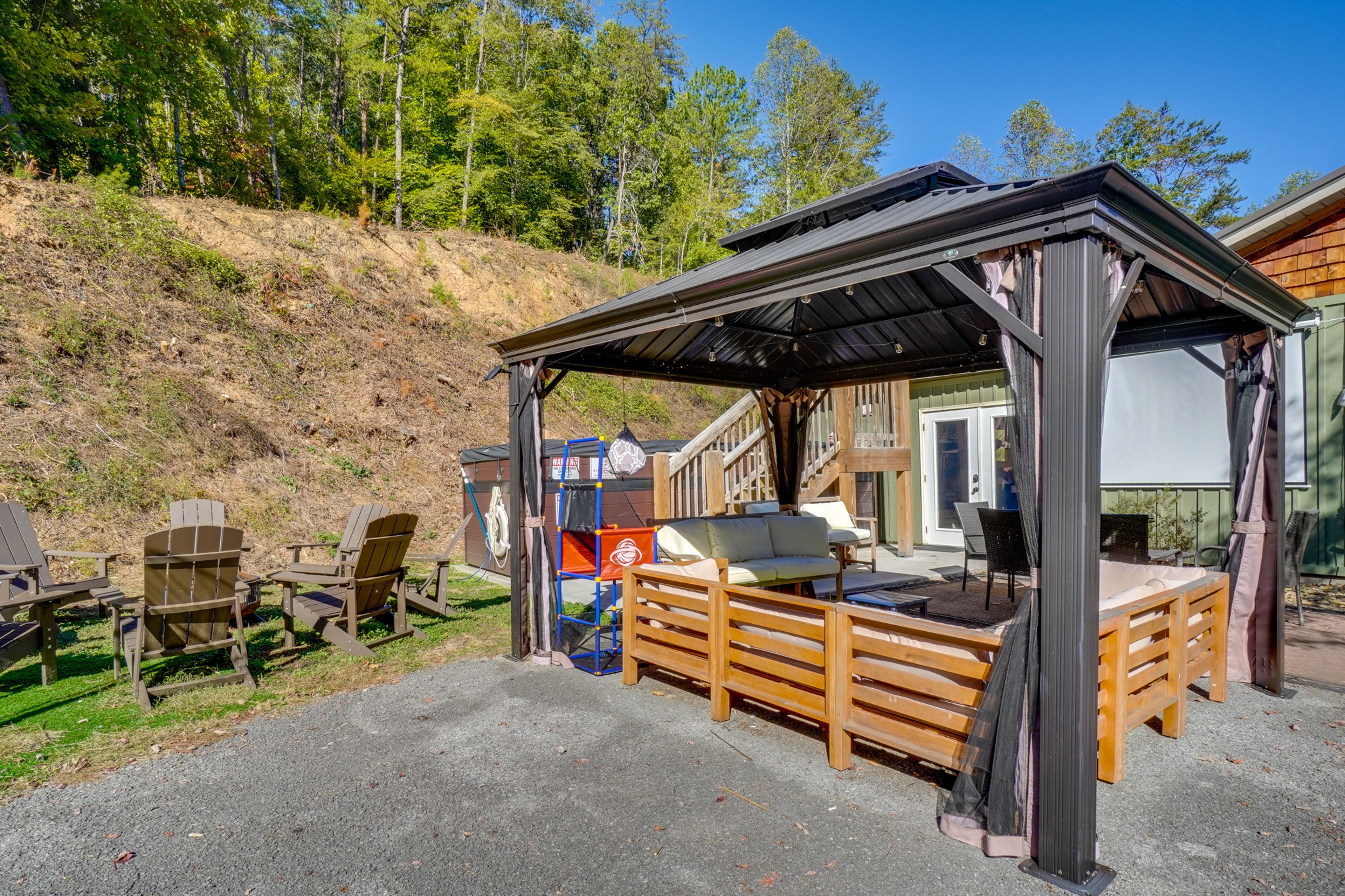 Private Outdoor Space | Fire Pit | Furnished Gazebo | Outdoor Movie Setup