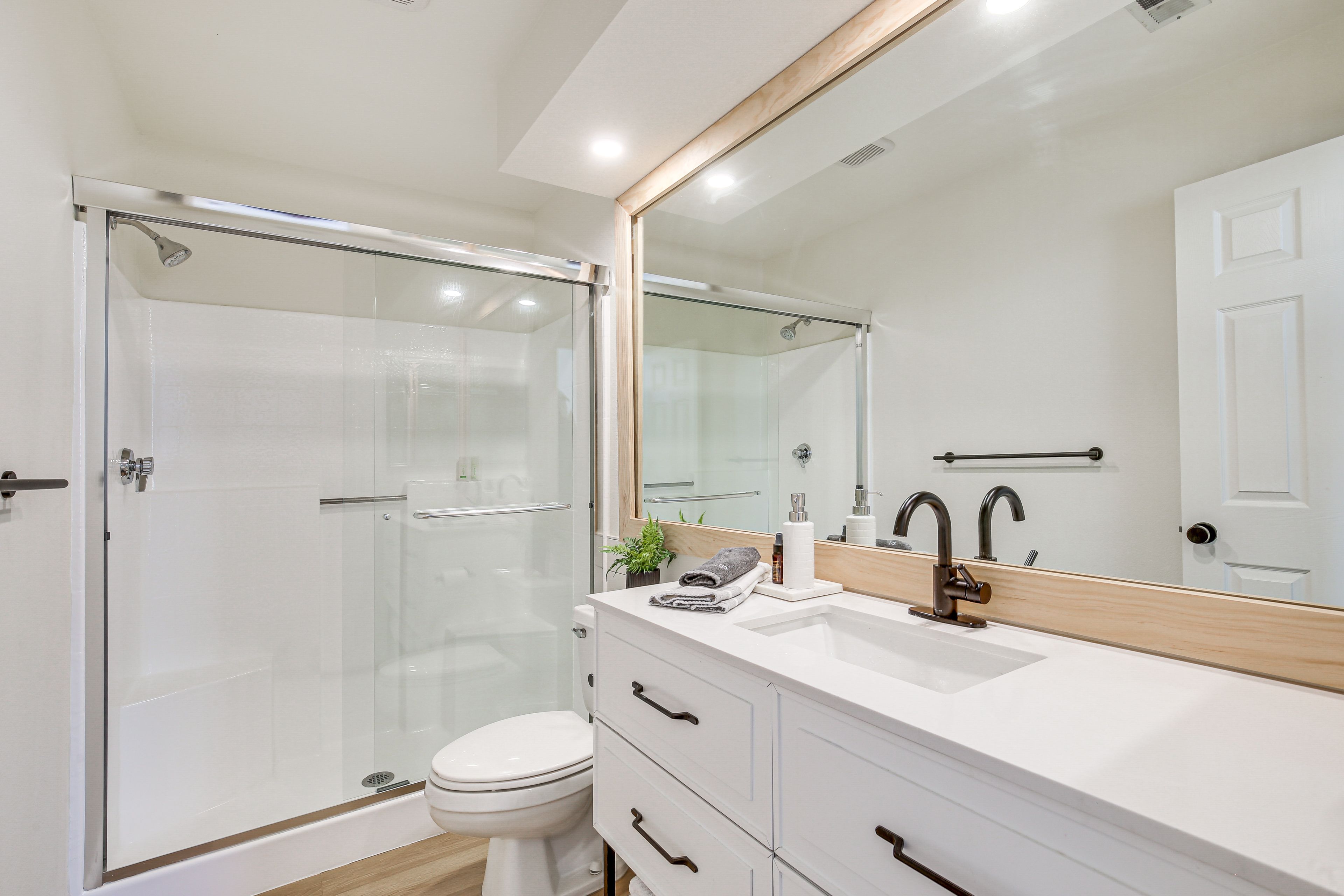Full Bathroom | 2nd Floor | Towels Provided | Complimentary Toiletries