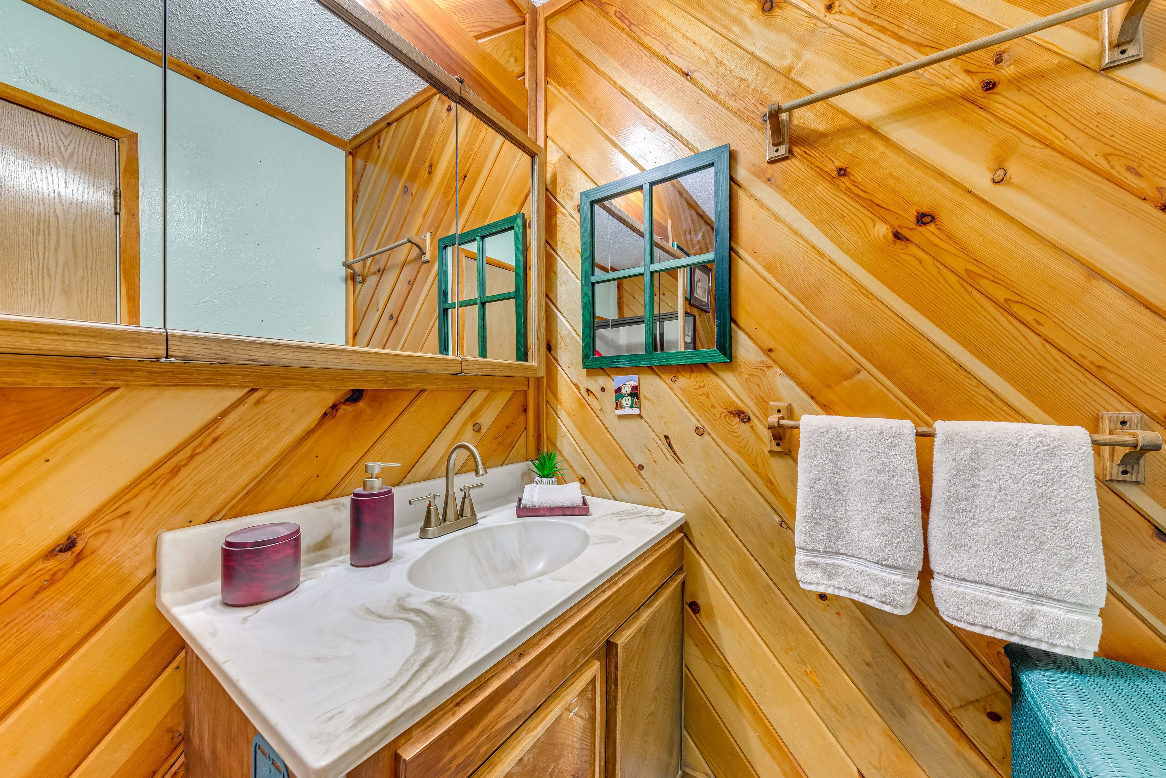 Full Bathroom | Towels Provided
