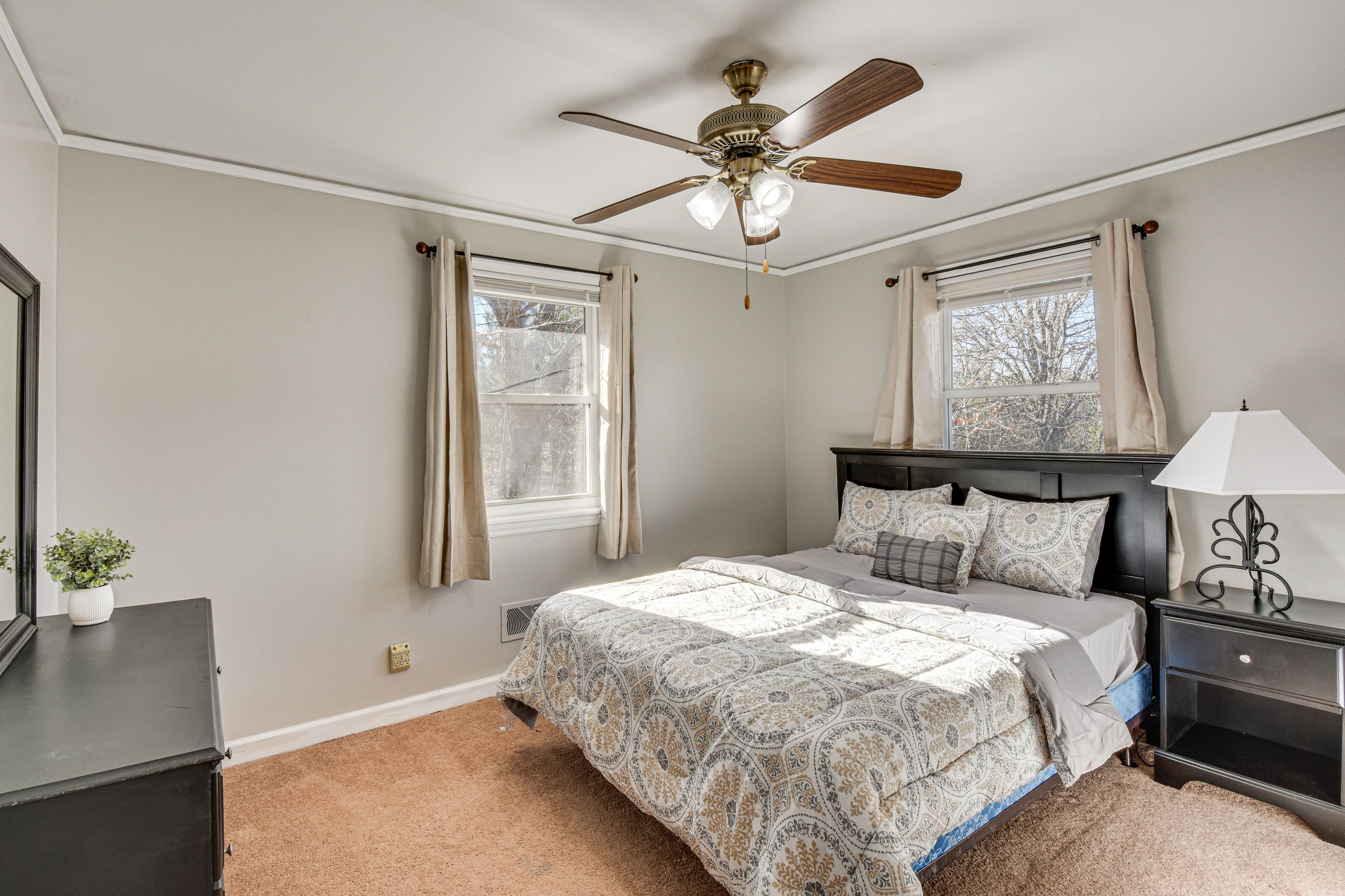 Bedroom 1 | Queen Bed