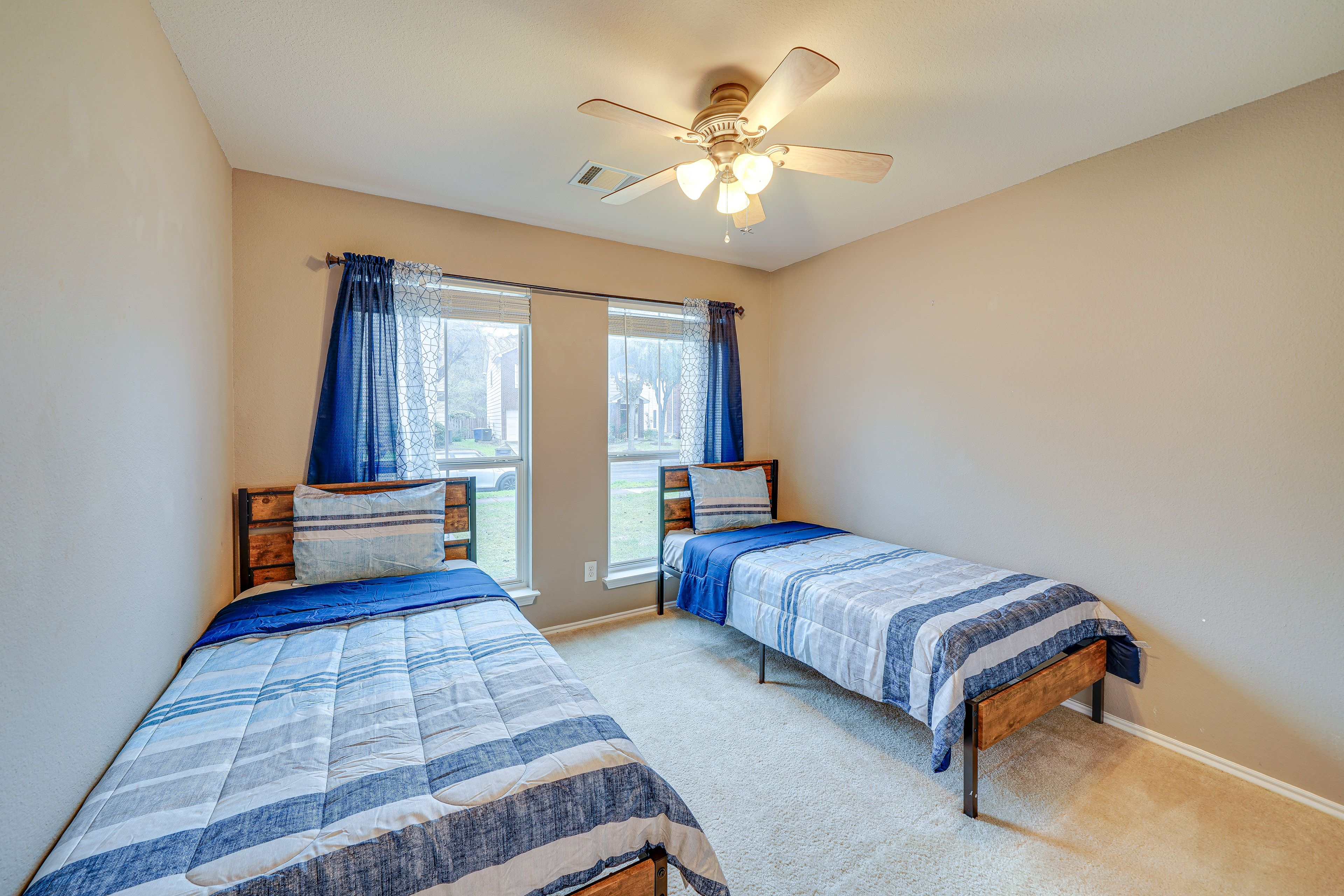 Bedroom 1 | 2 Twin Beds