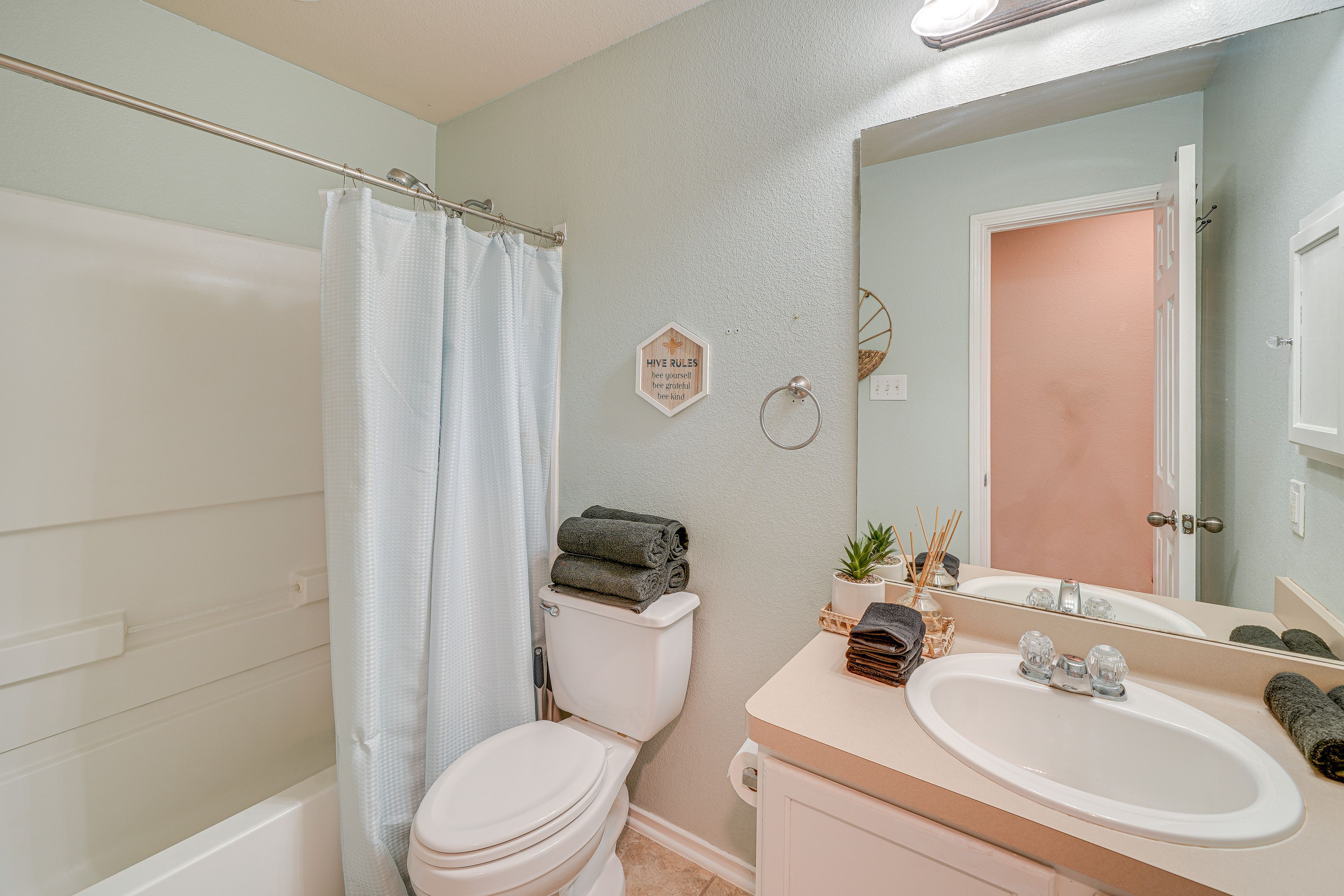 Full Bathroom | Towels Provided