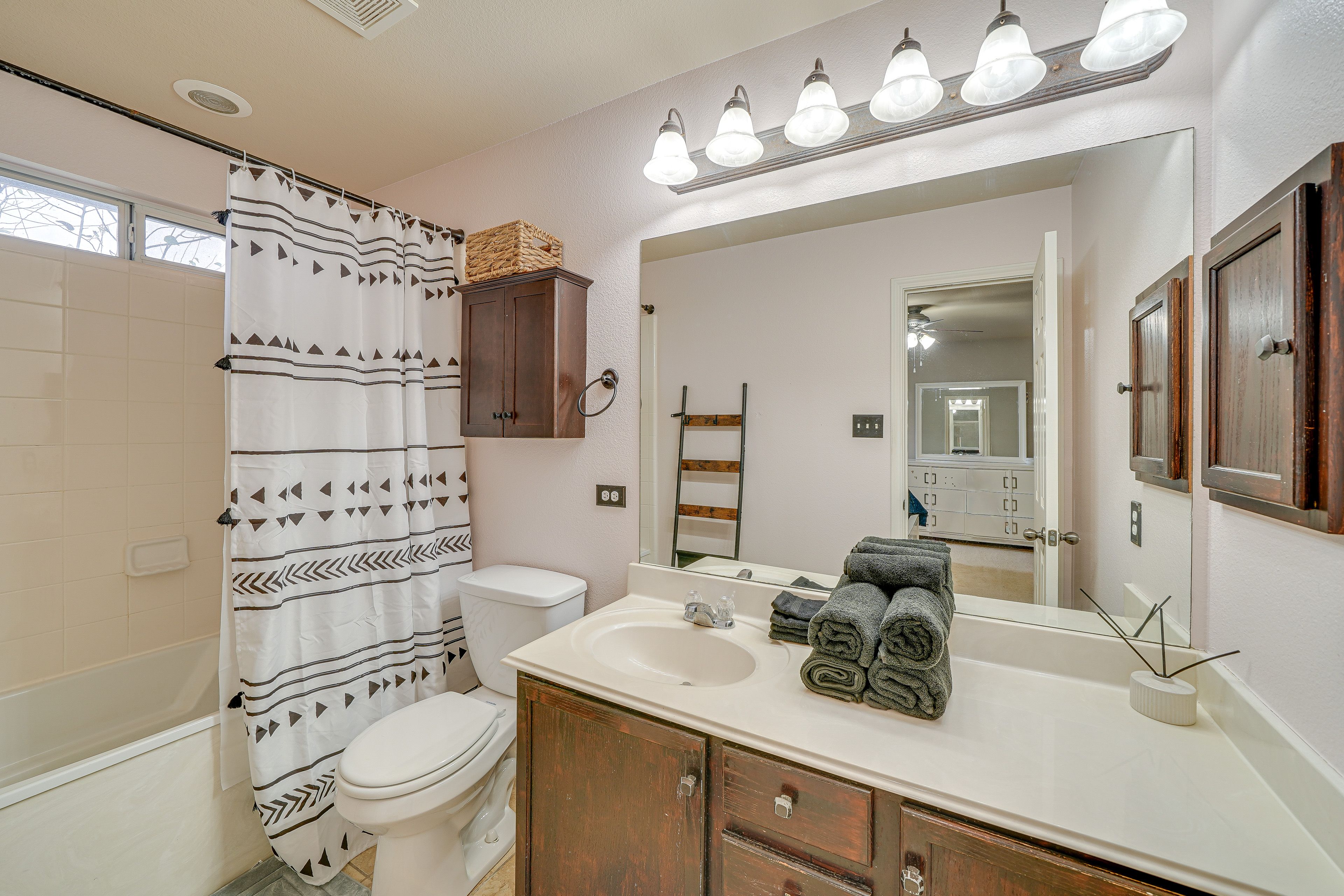 Full Bathroom | Complimentary Toiletries