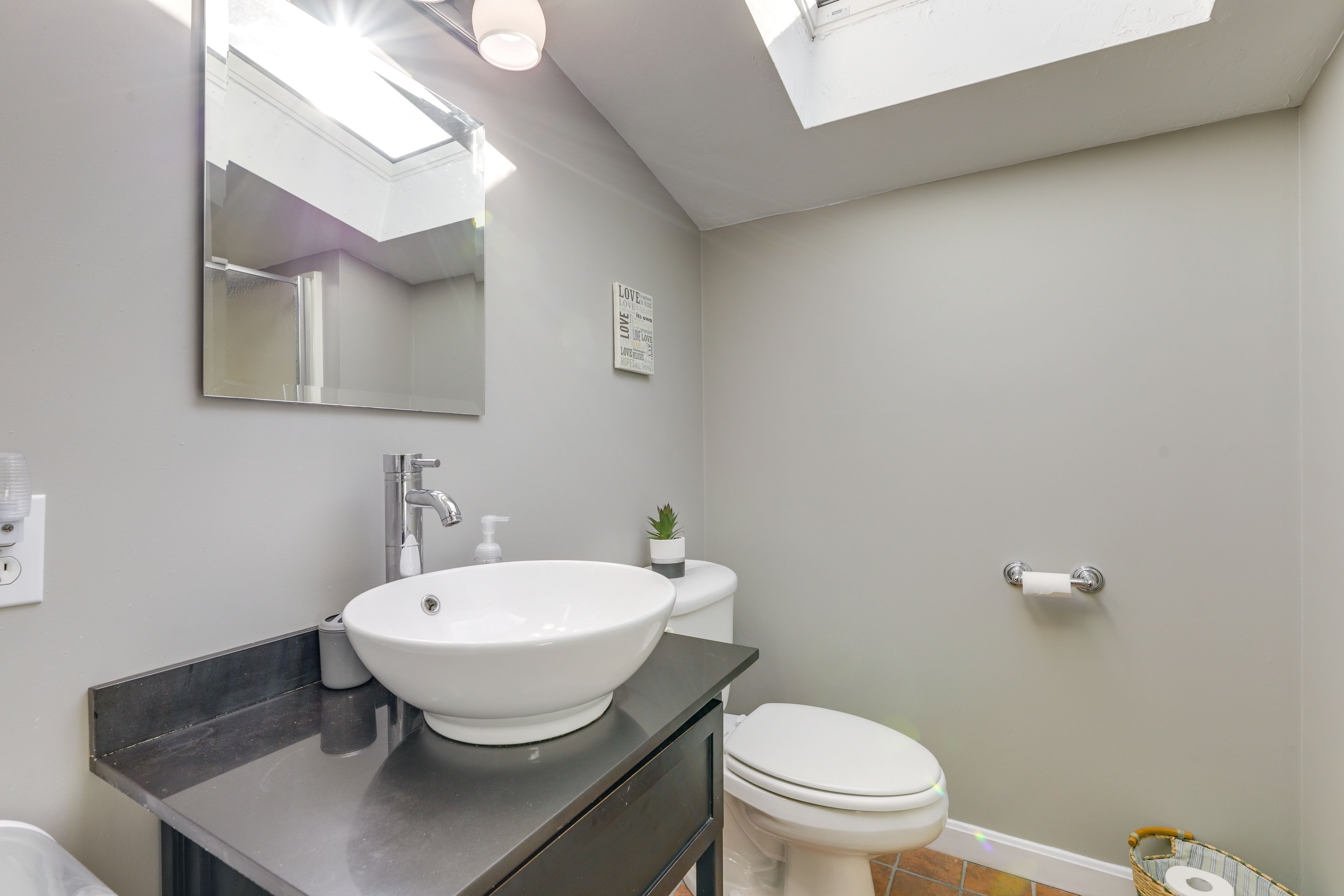 Full Bathroom | 2nd Floor | Complimentary Toiletries