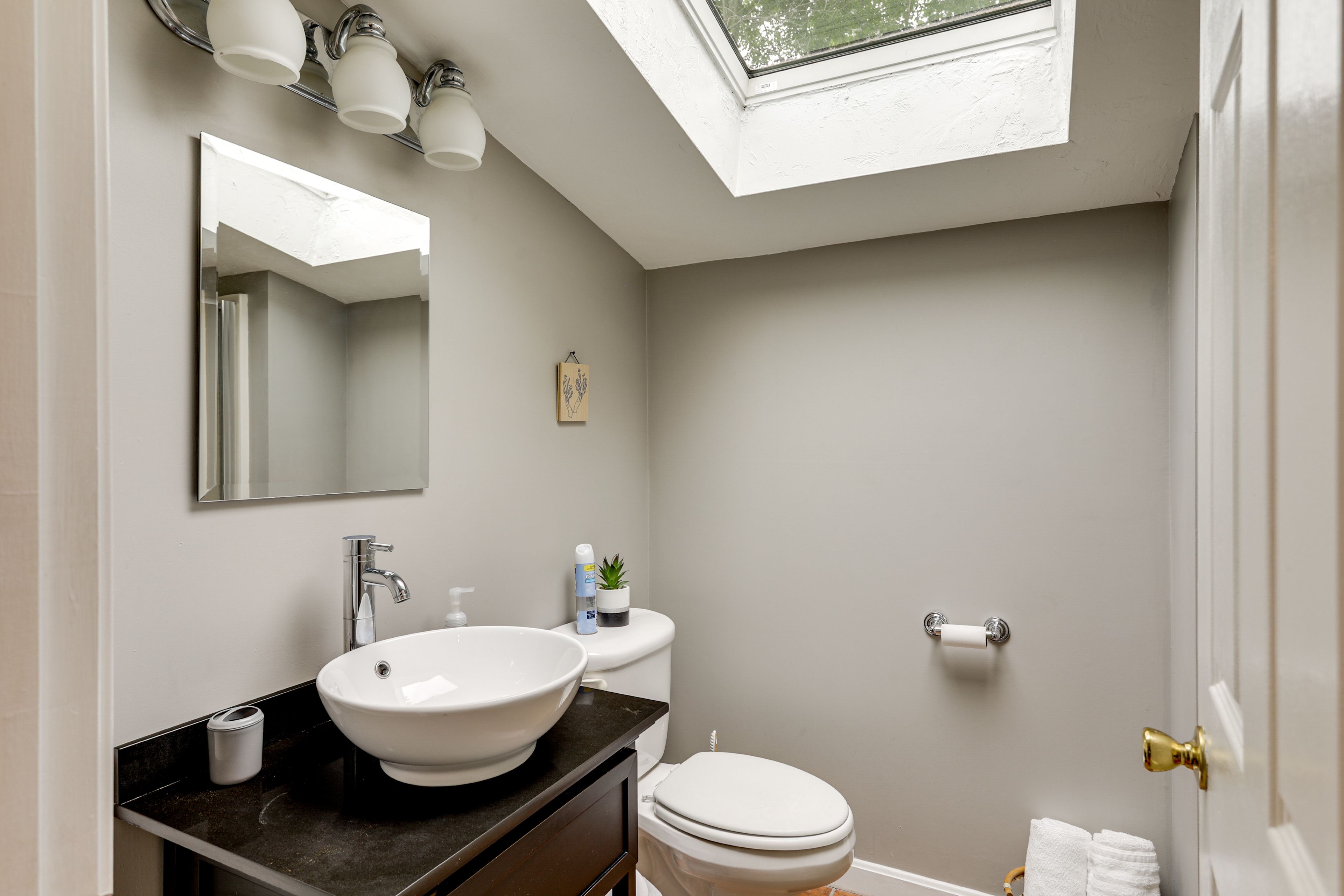 Full Bathroom | 2nd Floor | Complimentary Toiletries