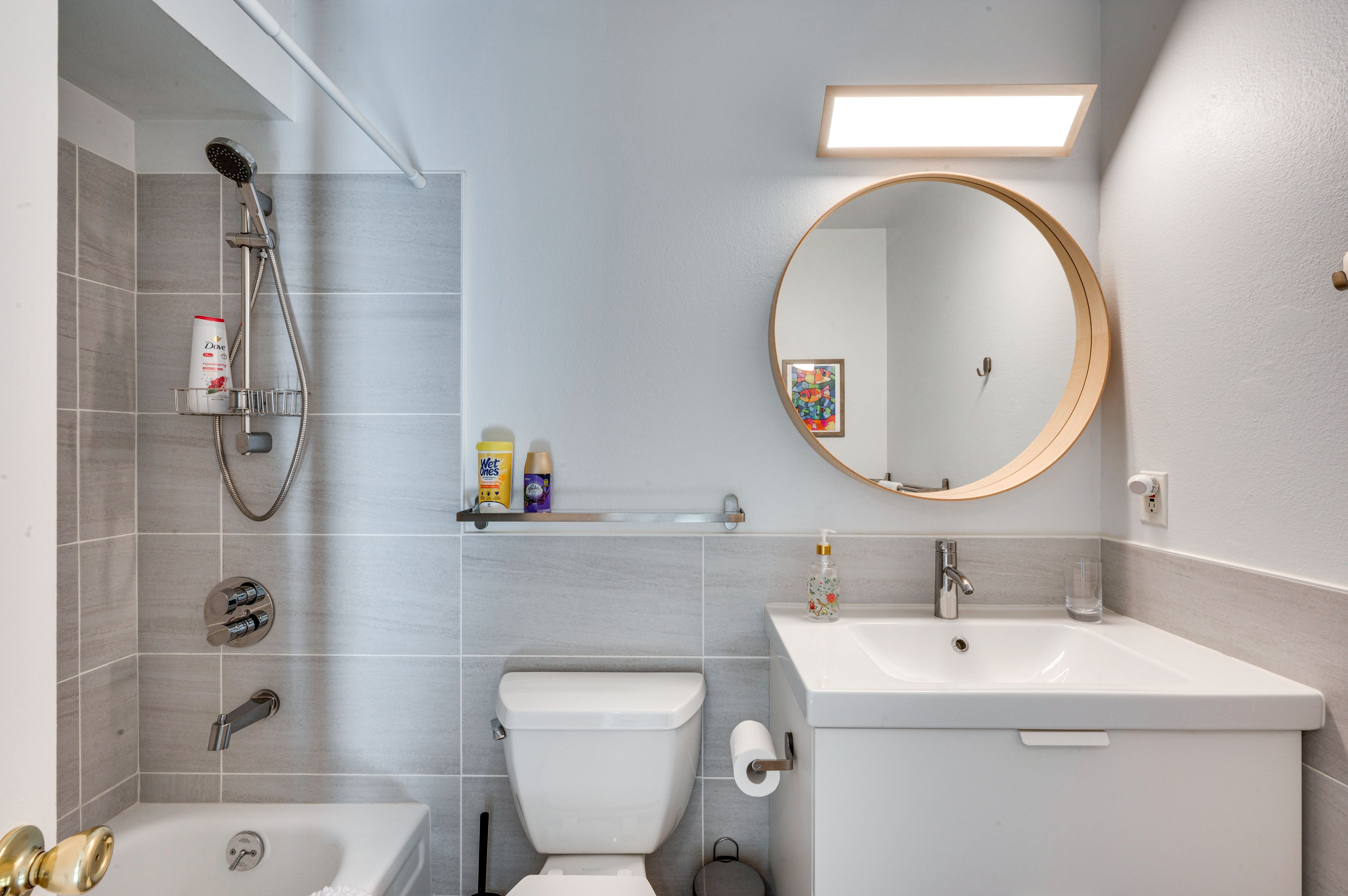 Full Bathroom | Towels Provided