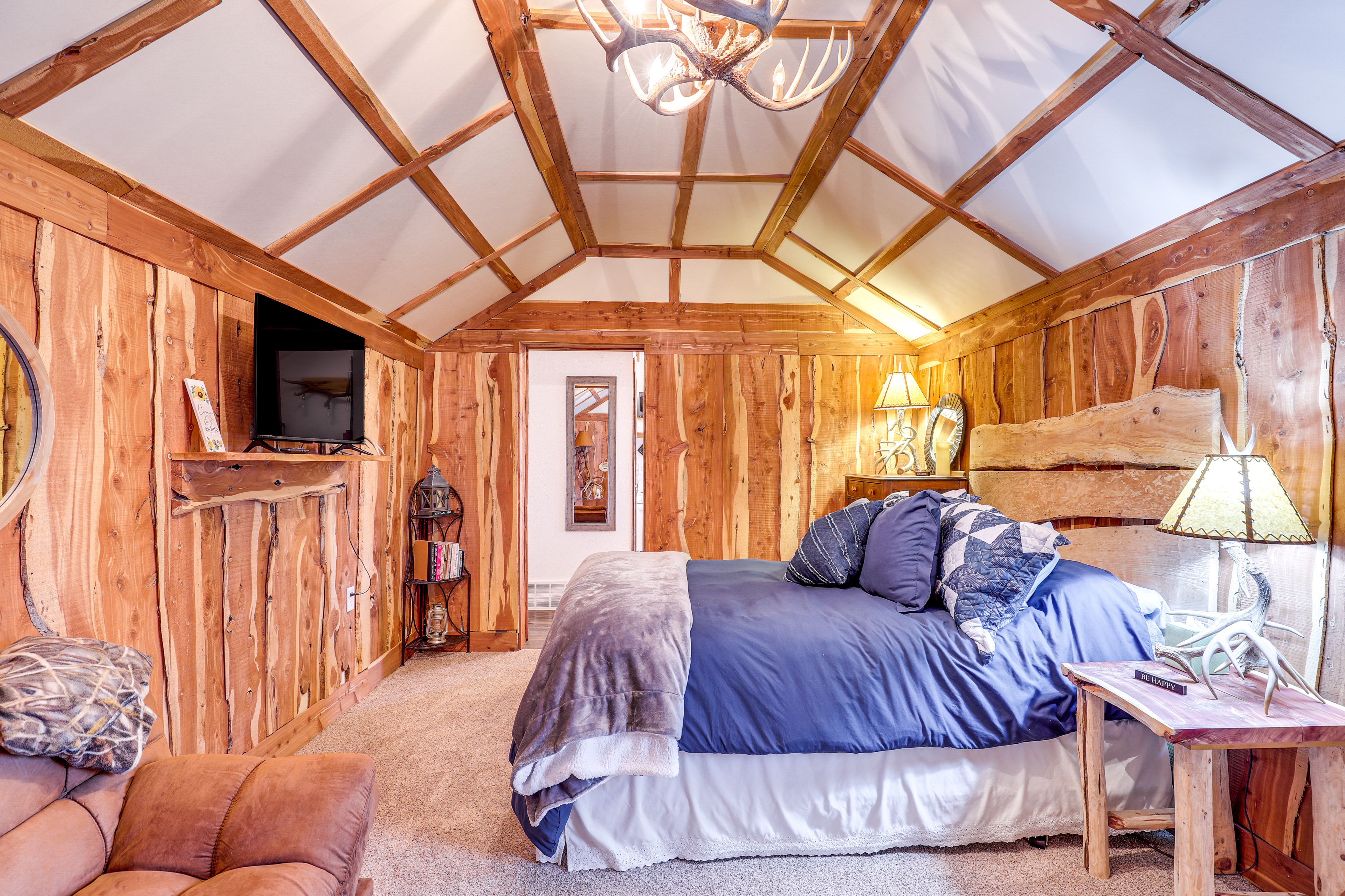Bedroom | Queen Bed | Futon | Main Floor | Smart TV