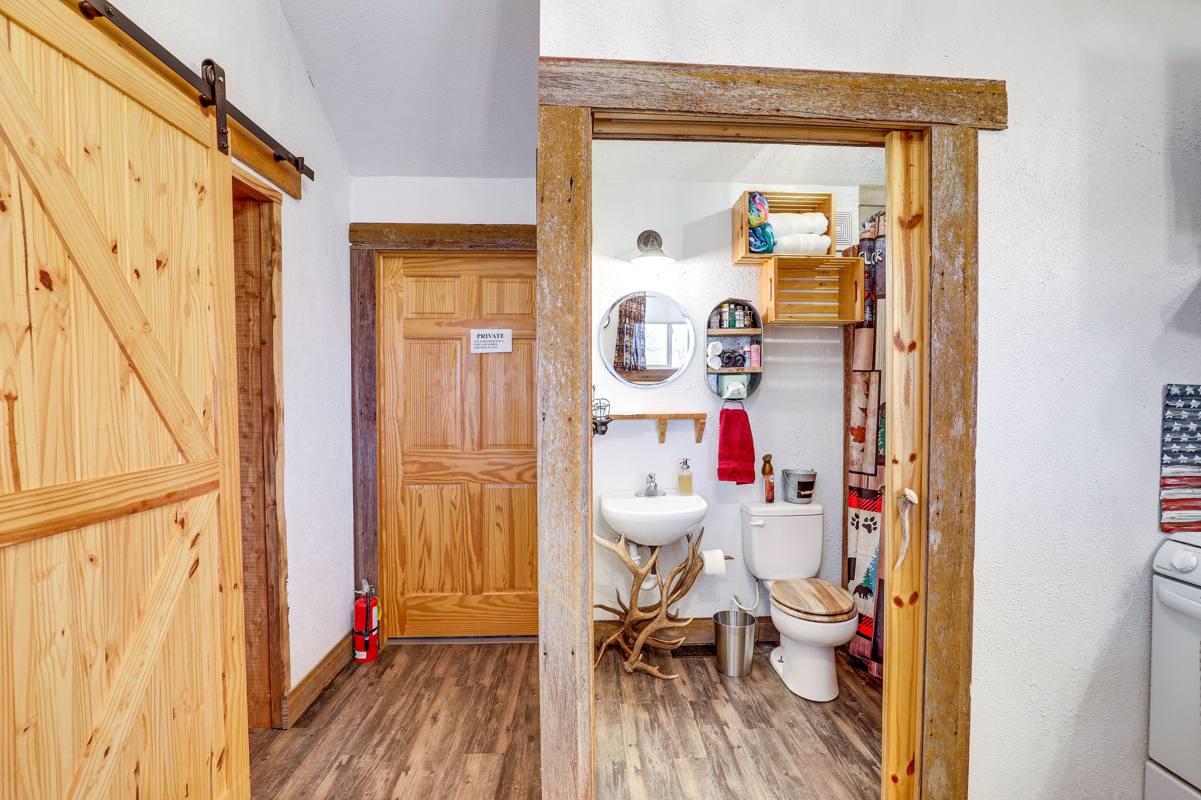 Full Bathroom | Main Floor | Complimentary Toiletries | Towels Provided