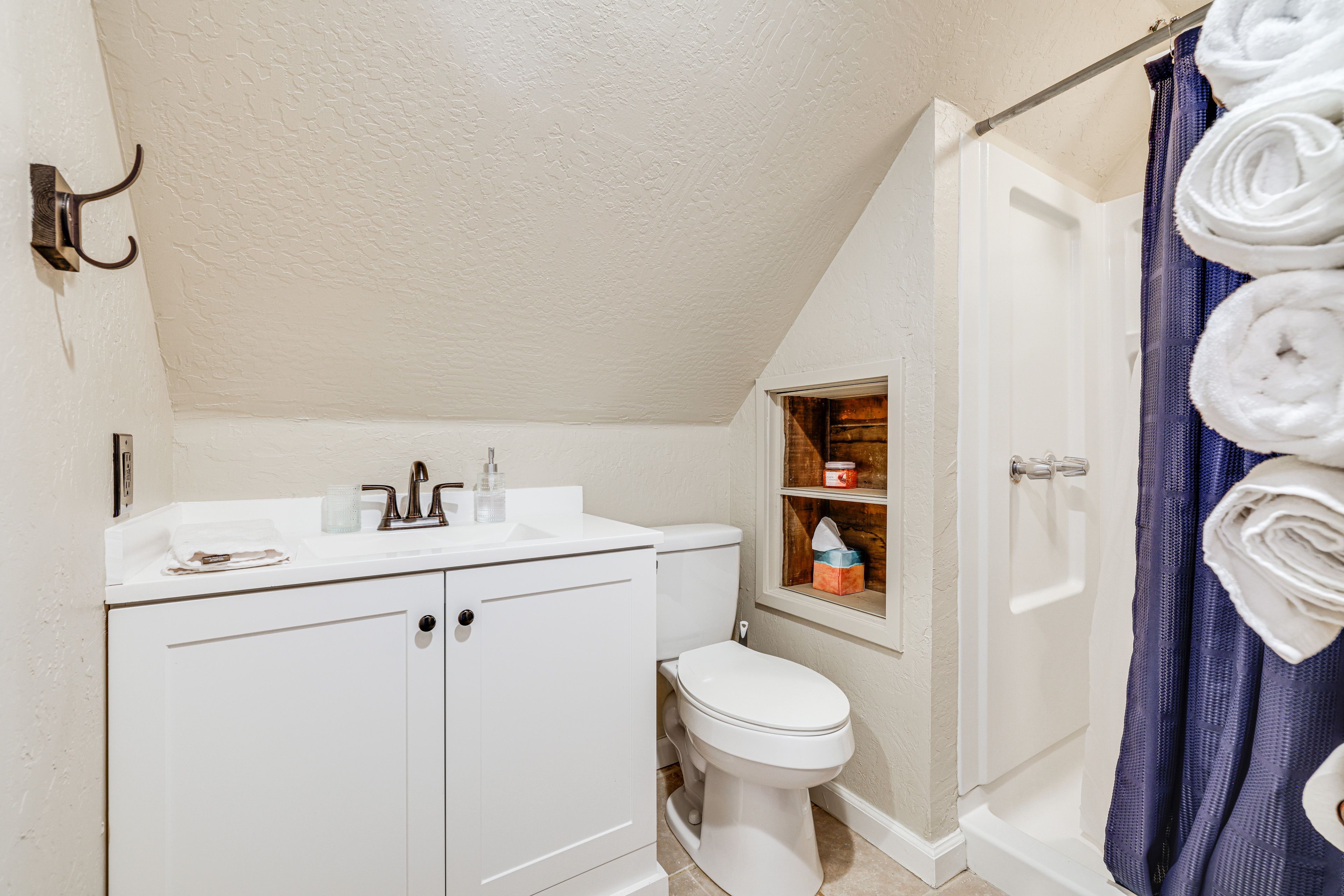 Full Bathroom | Hair Dryer | Towels | 2nd Floor