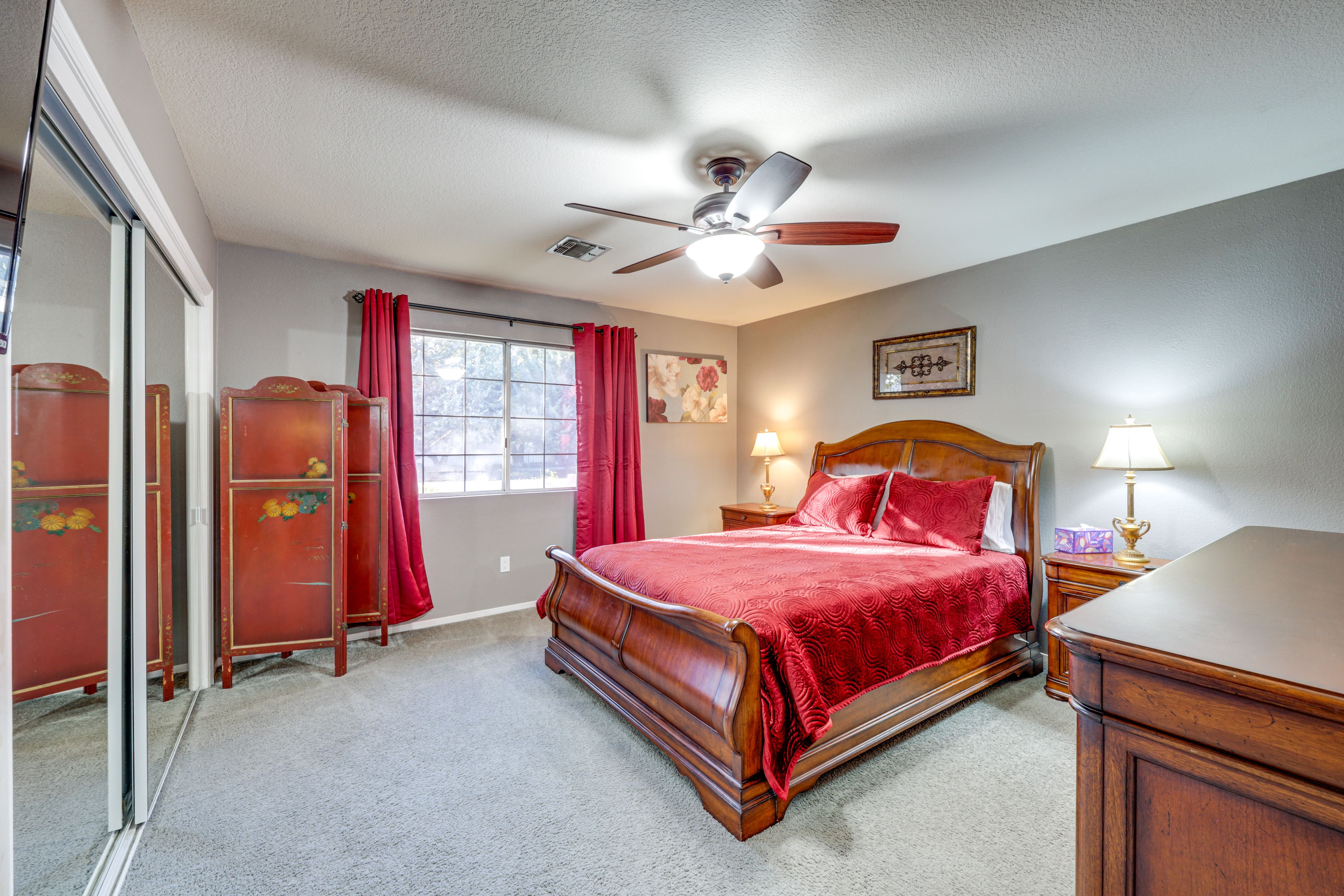 Bedroom 1 | Queen Bed | Smart TV