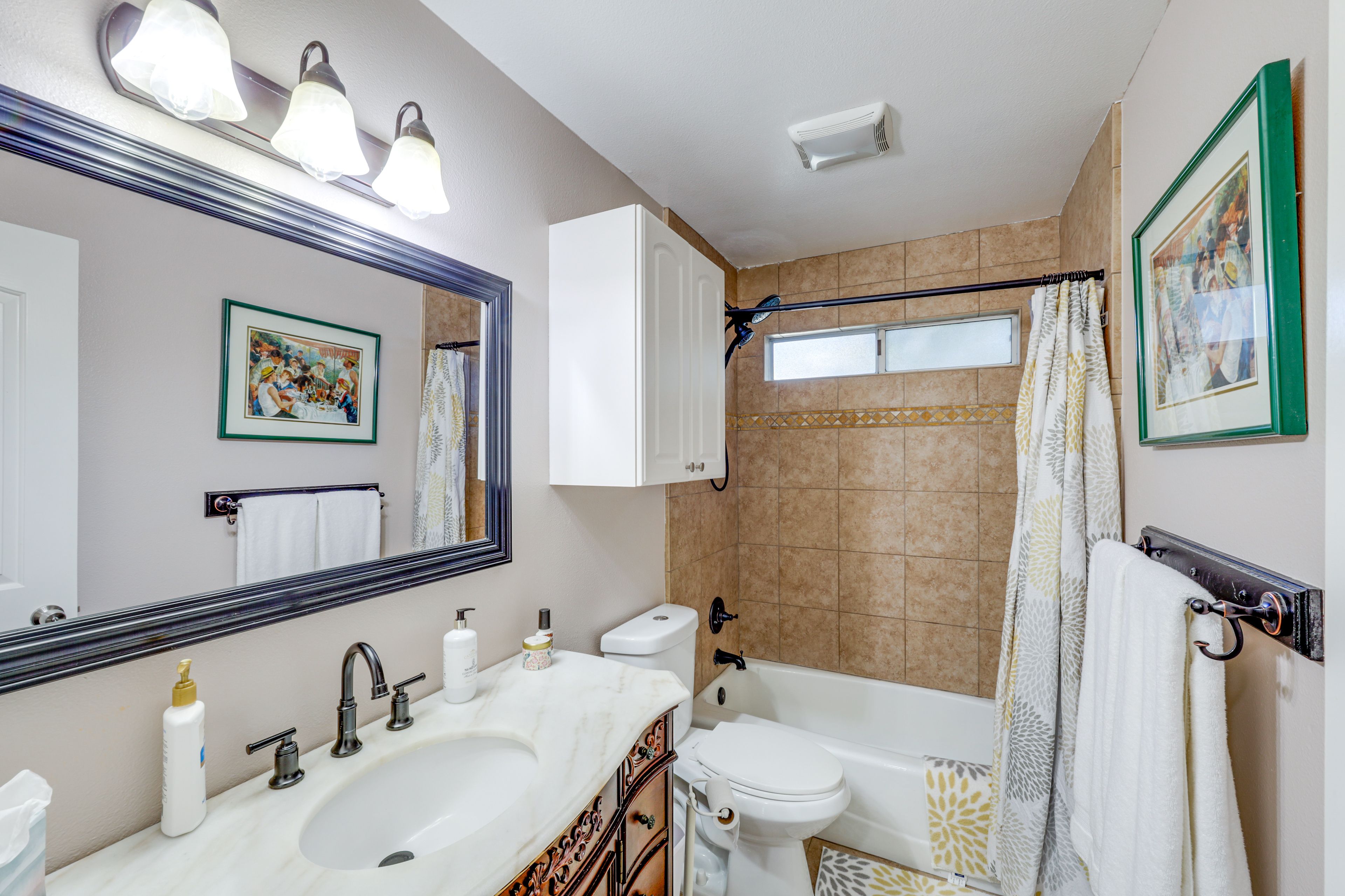 Full Bathroom | Towels Provided