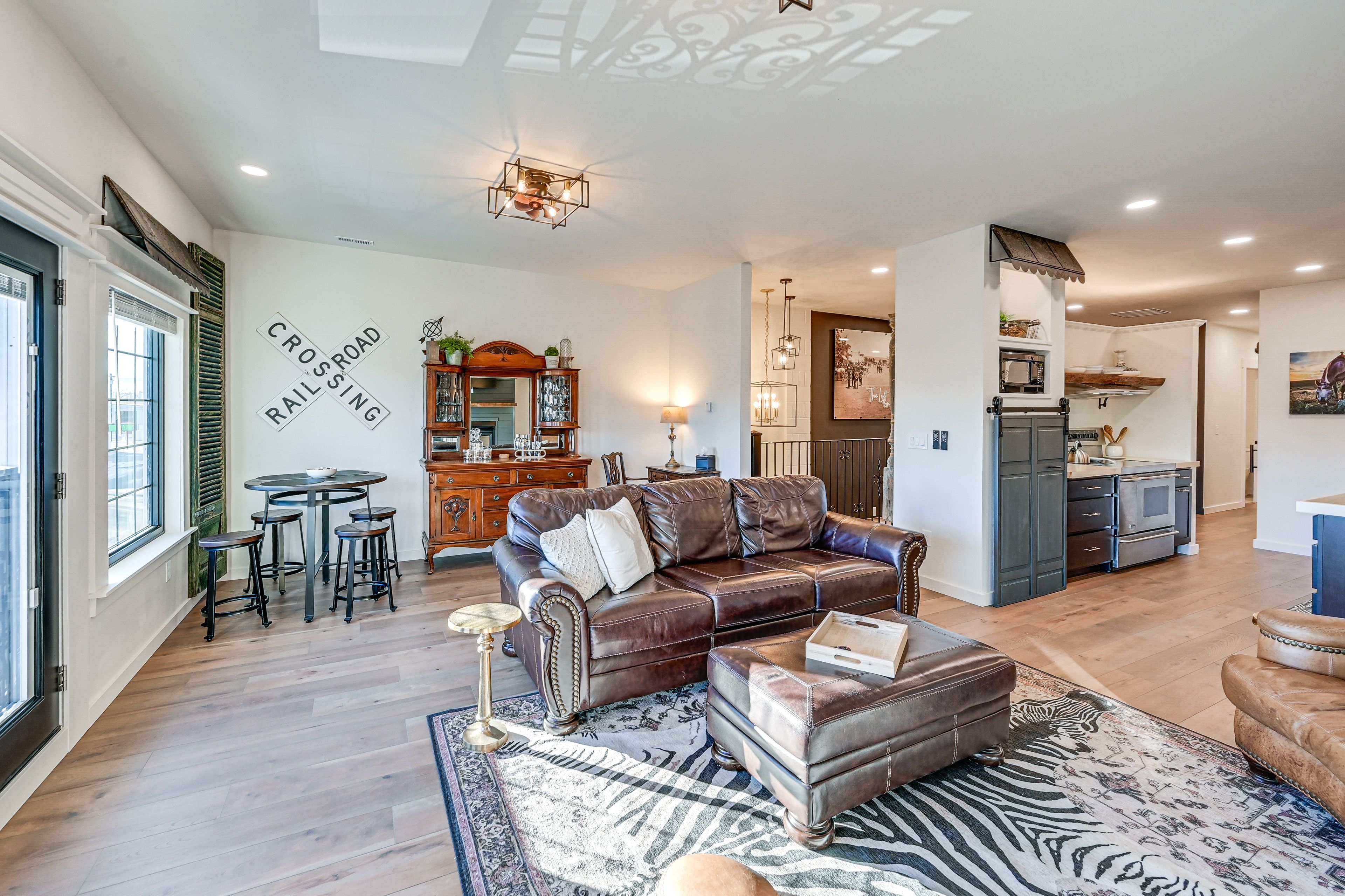 Living Room | Smart TV w/ Cable | Gas Fireplace | Central A/C & Heat