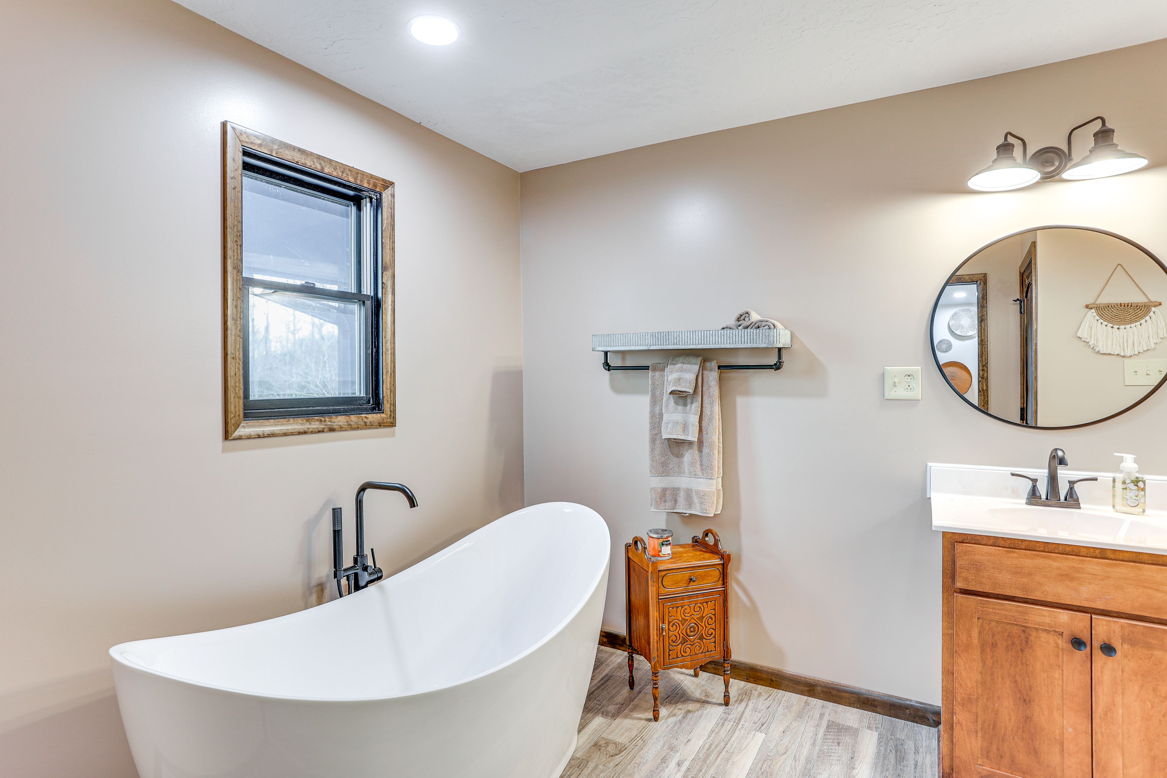 En-Suite Bathroom | Main Level | Towels Provided