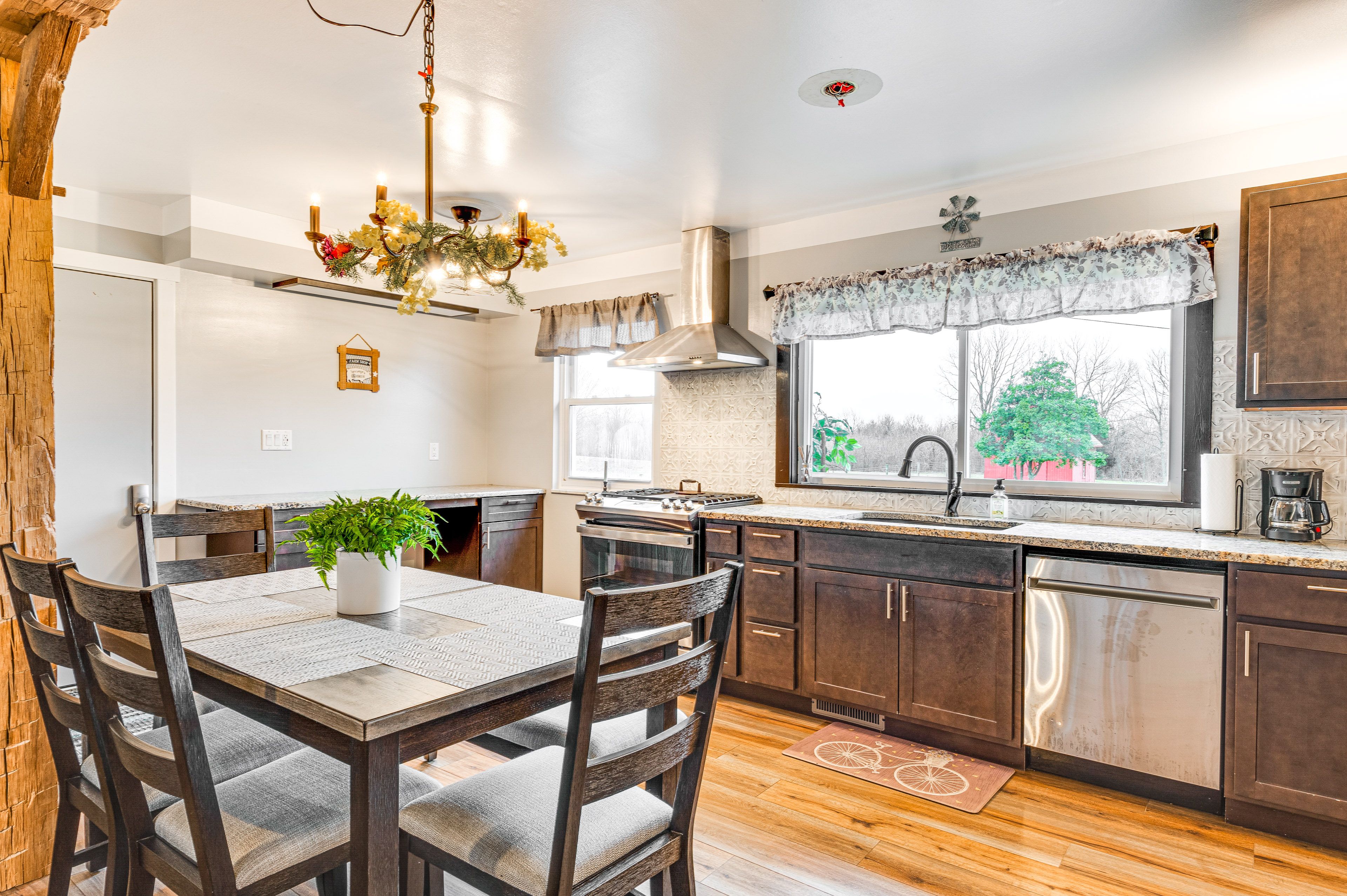 Eat-In Kitchen