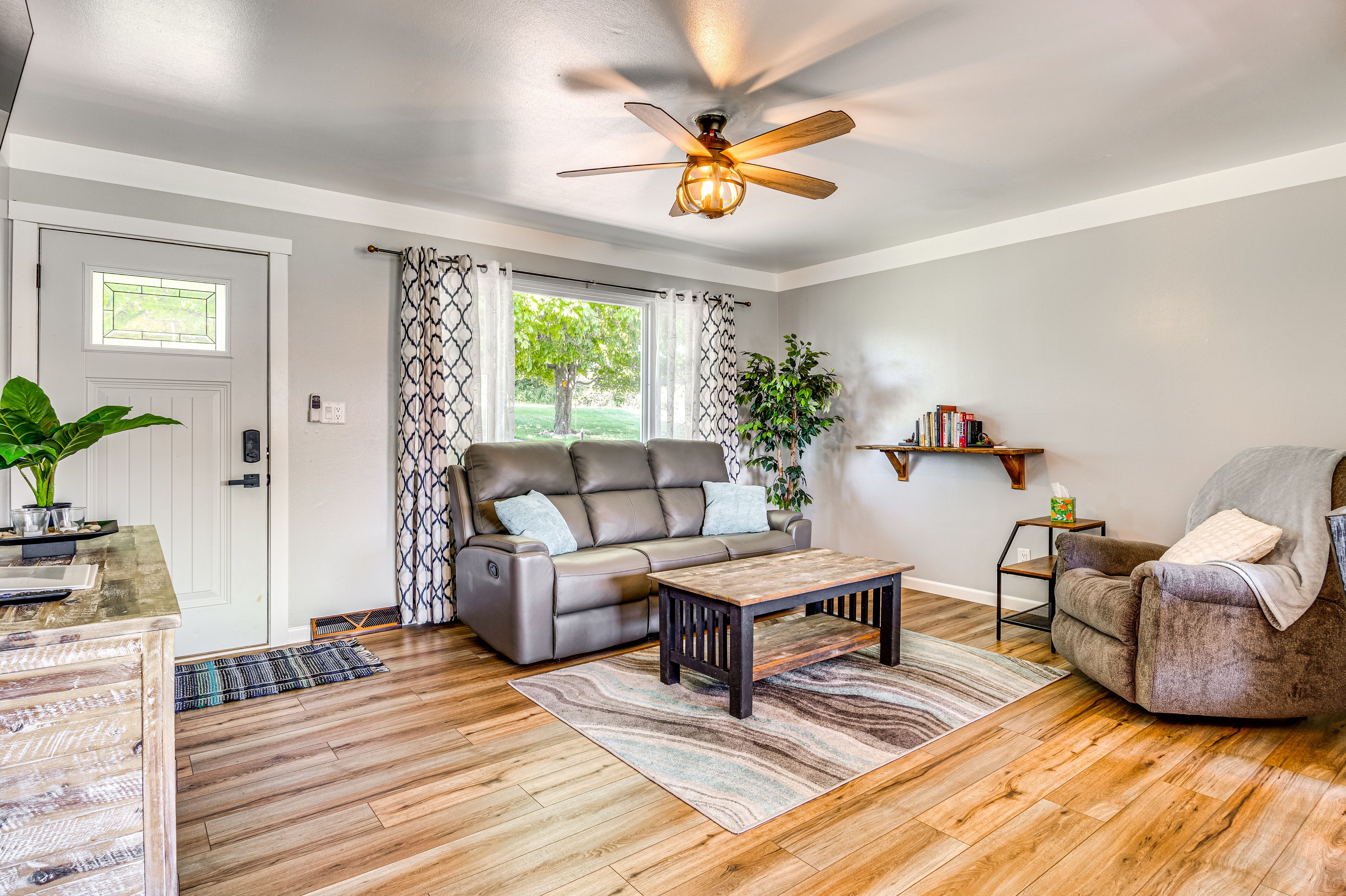 Living Room | Free WiFi | Central A/C & Heat