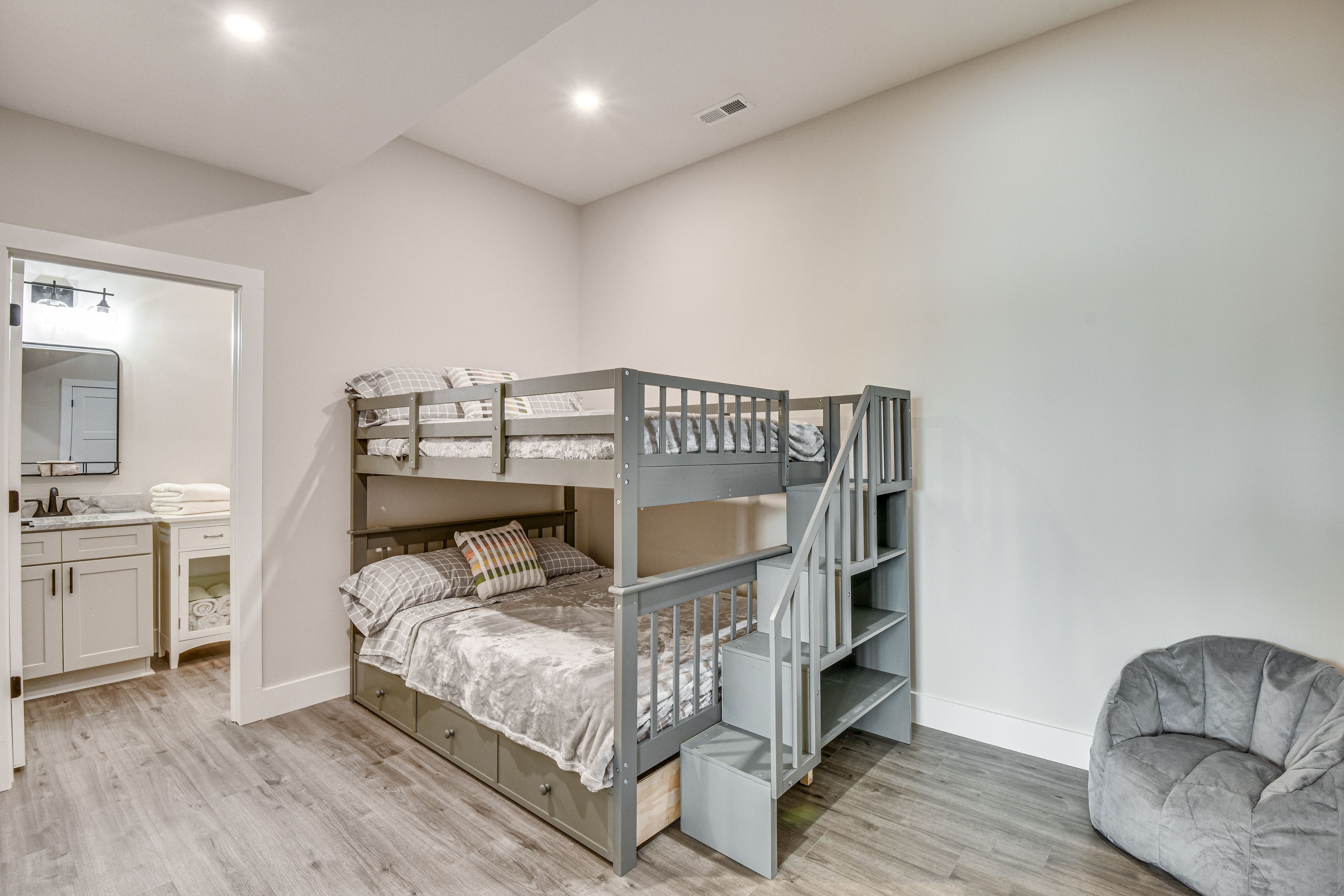 Bonus Room | Full Bunk Bed | Linens Provided