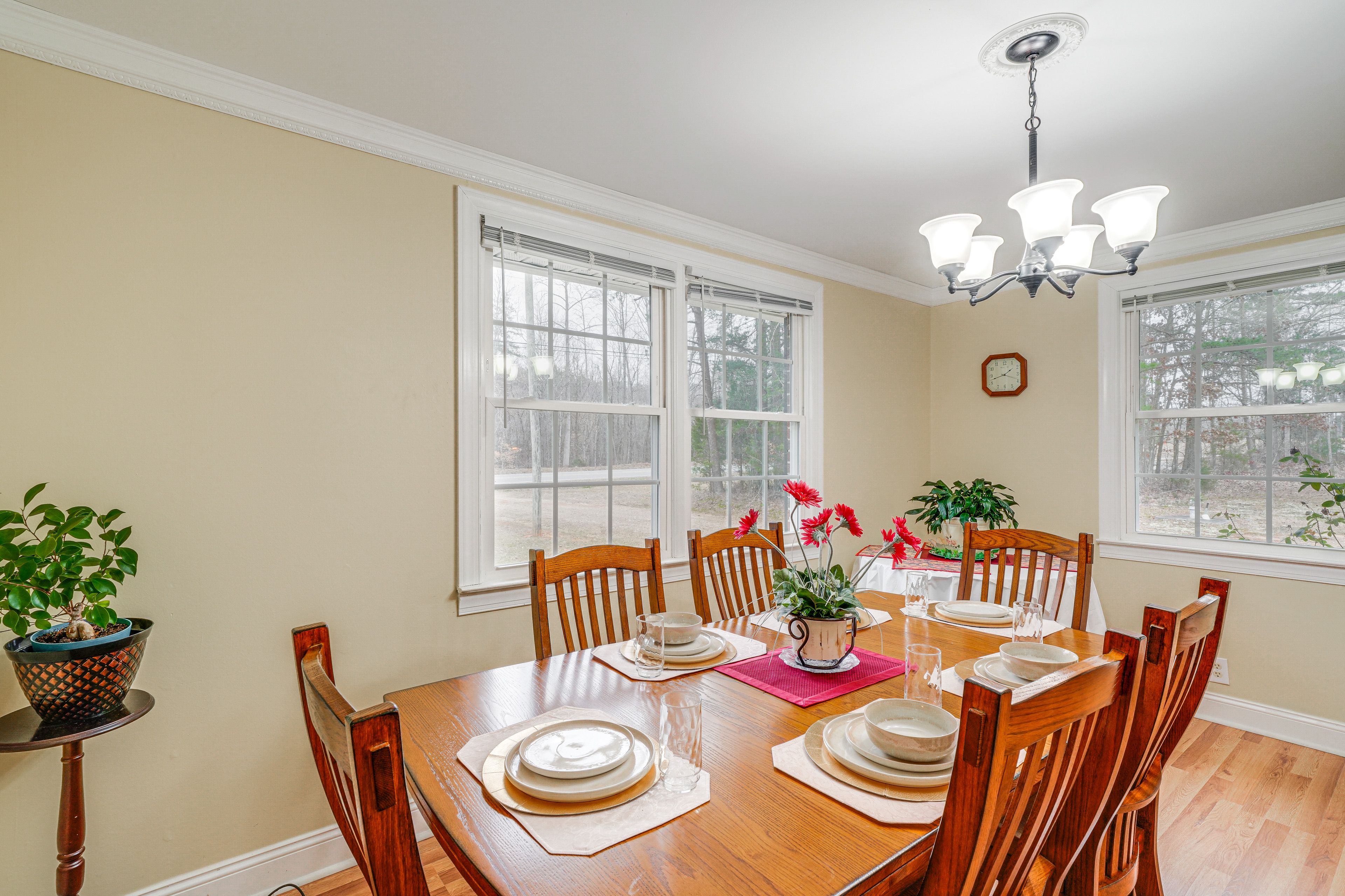 Dining Area | Dishware & Flatware Provided