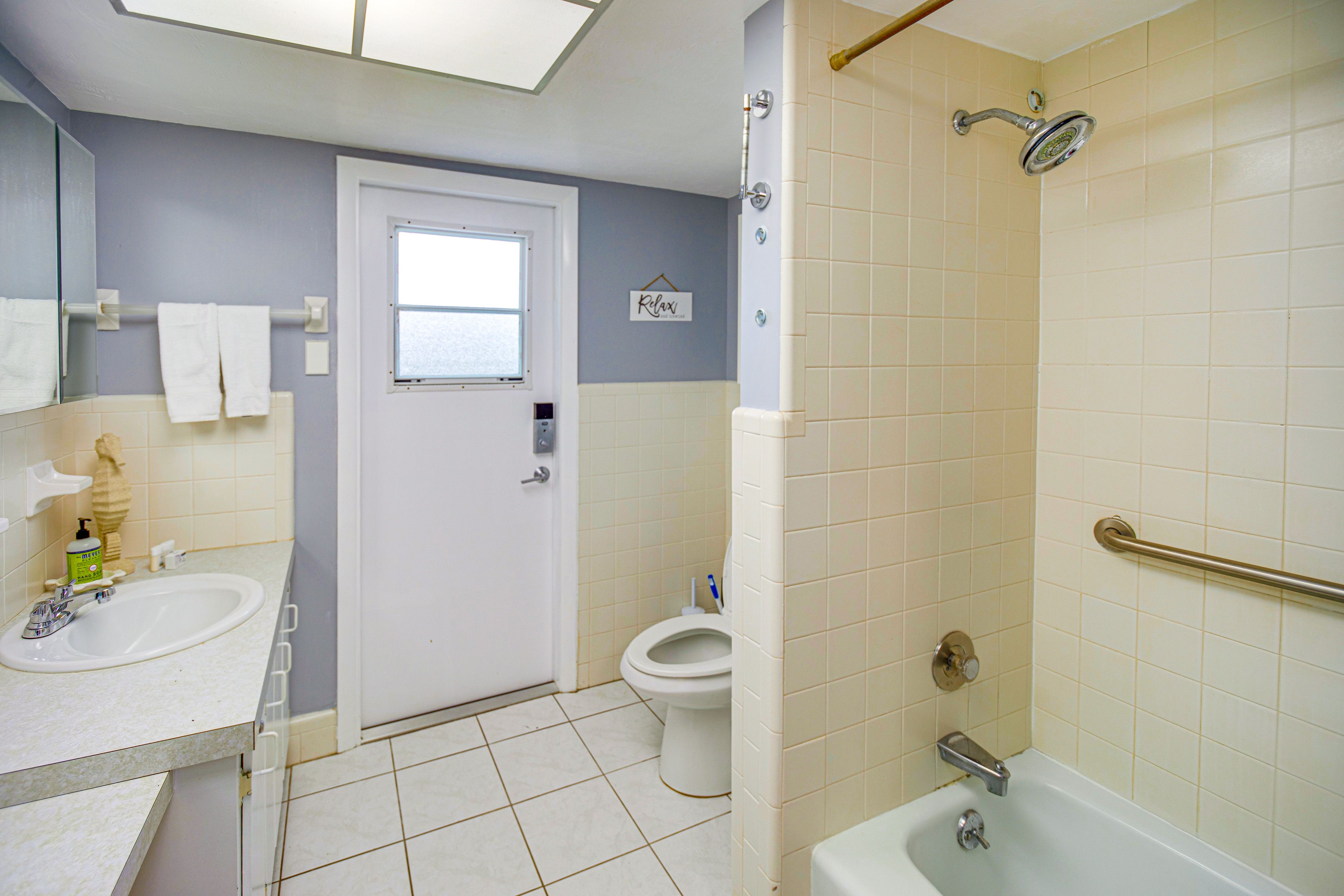 Full Bathroom | Towels Provided