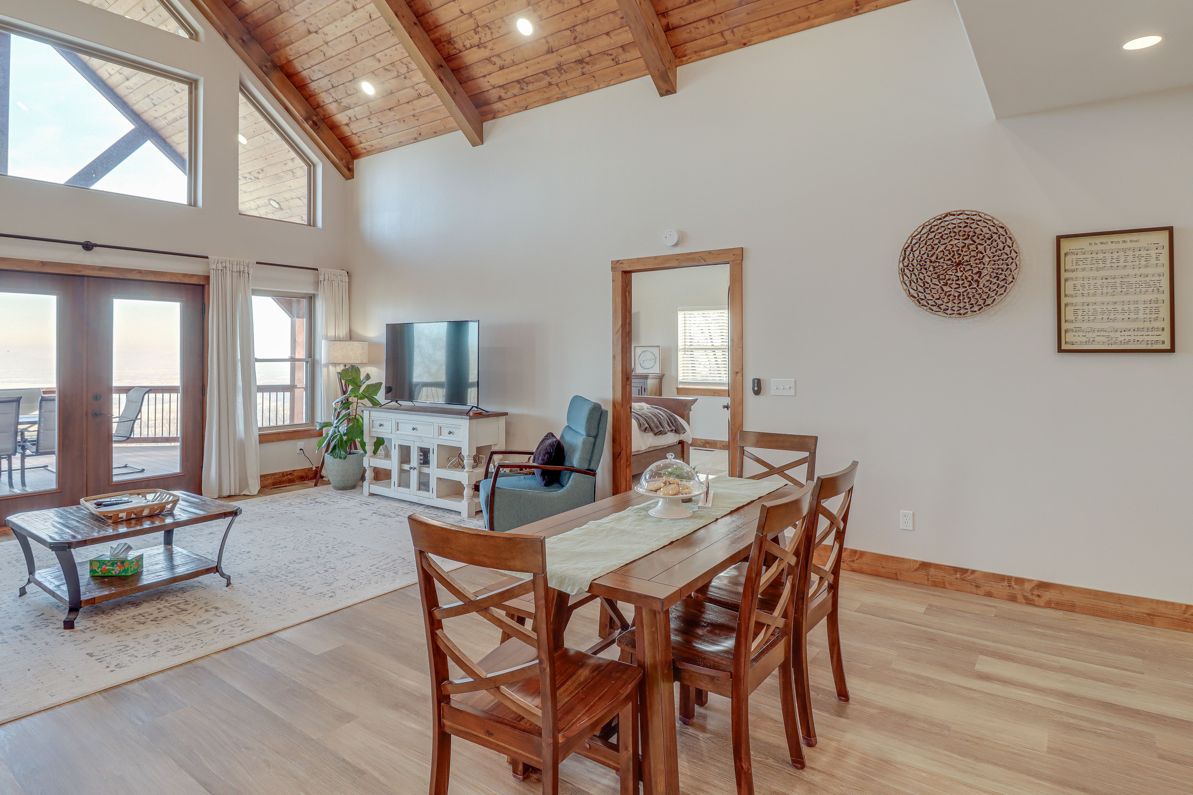 Dining Area | Dishware/Flatware | Main Floor