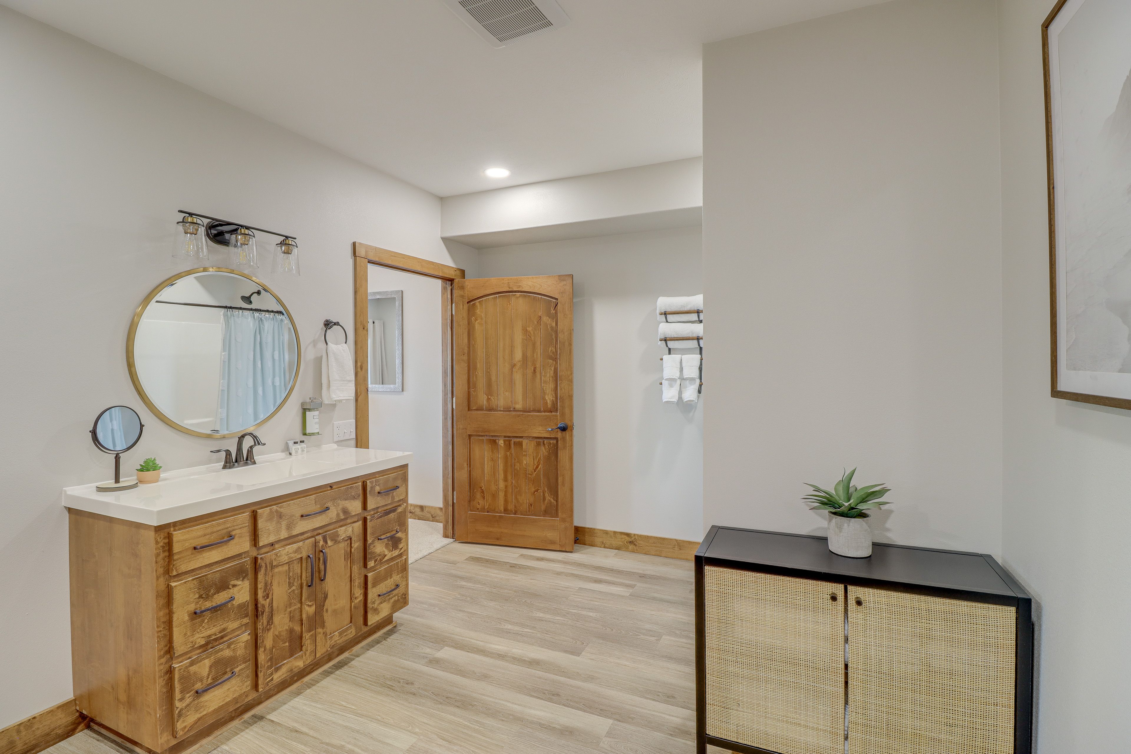 Full Bathroom | Towels Provided | Lower Floor