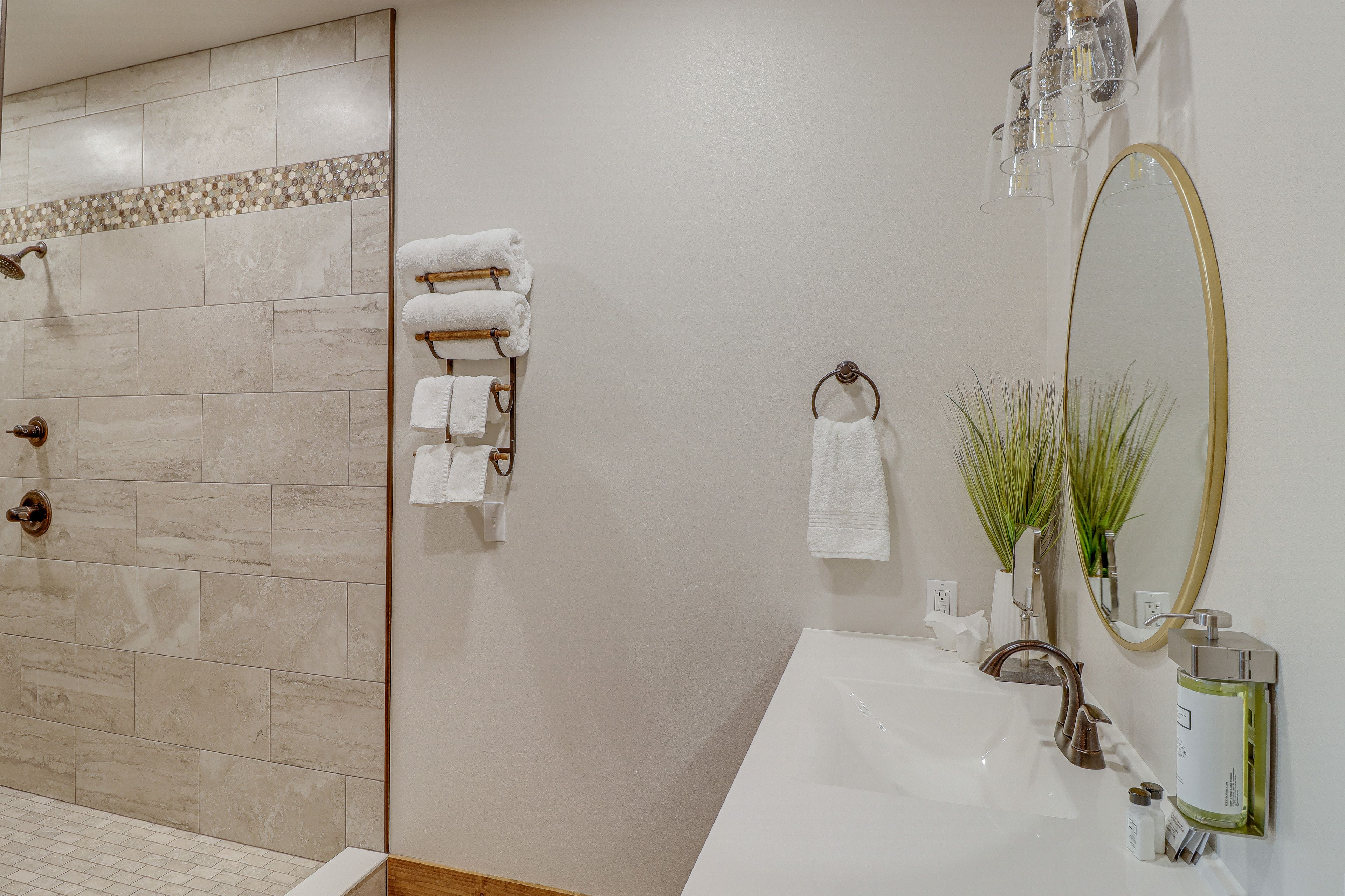 Full Bathroom | Complimentary Toiletries | Main Floor