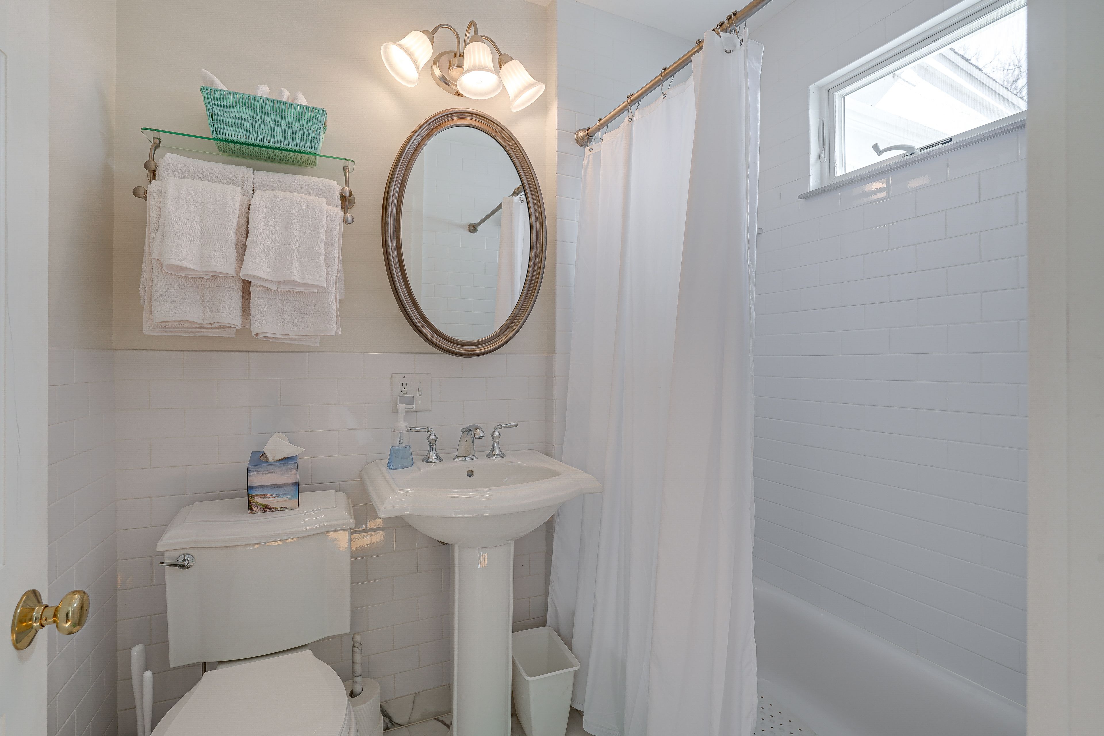Full Bathroom | Towels Provided