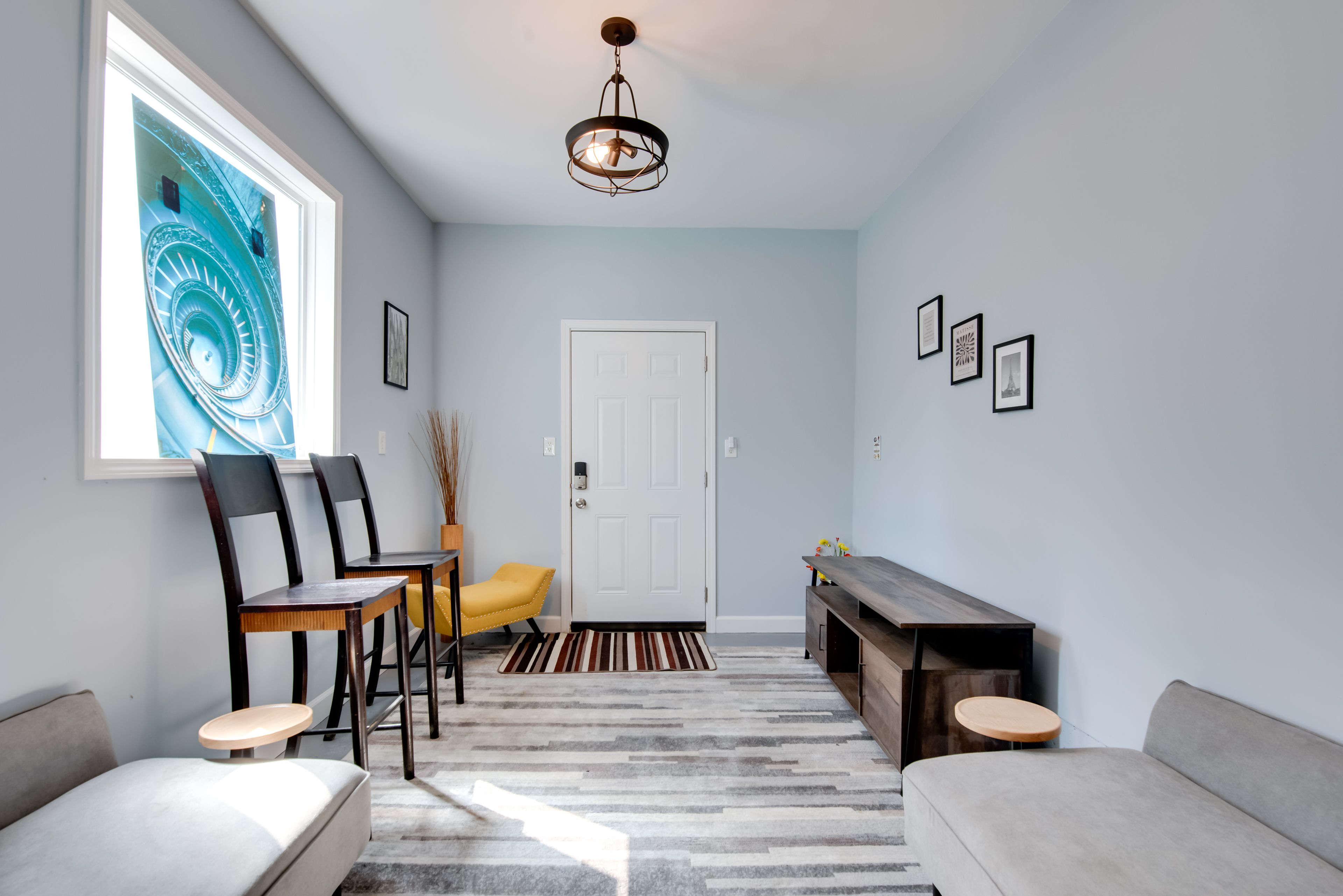 Front Entry | Sitting Area