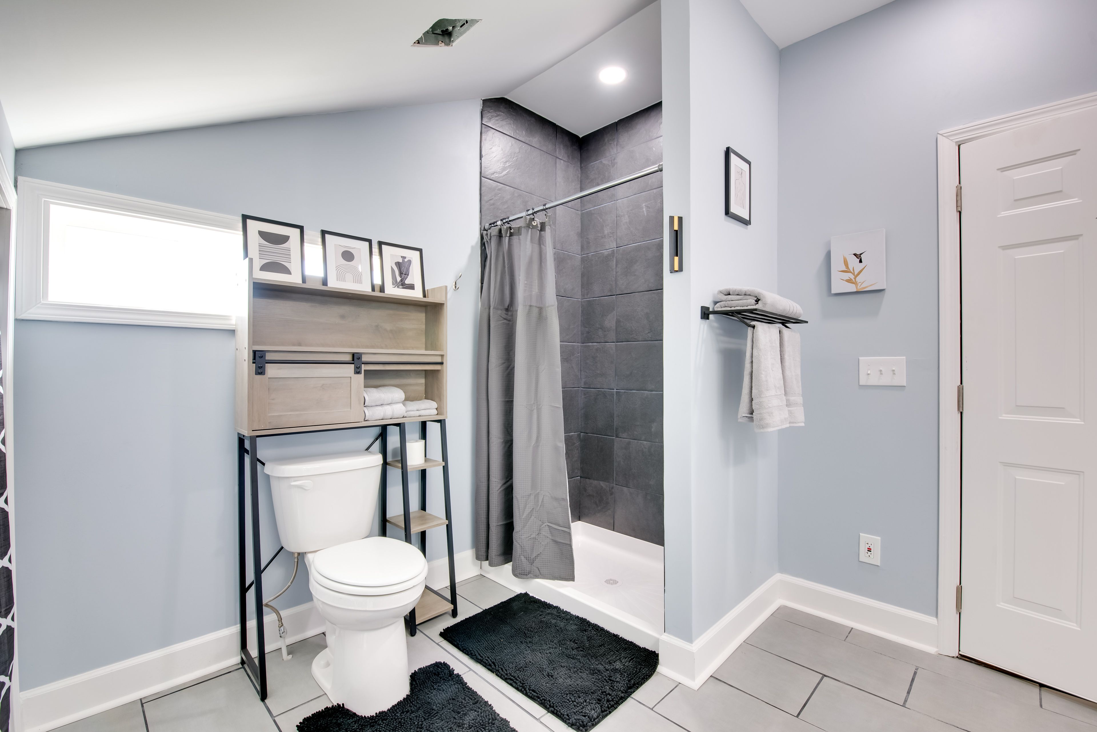 Full Bathroom | Towels Provided | Complimentary Toiletries | 2nd Floor