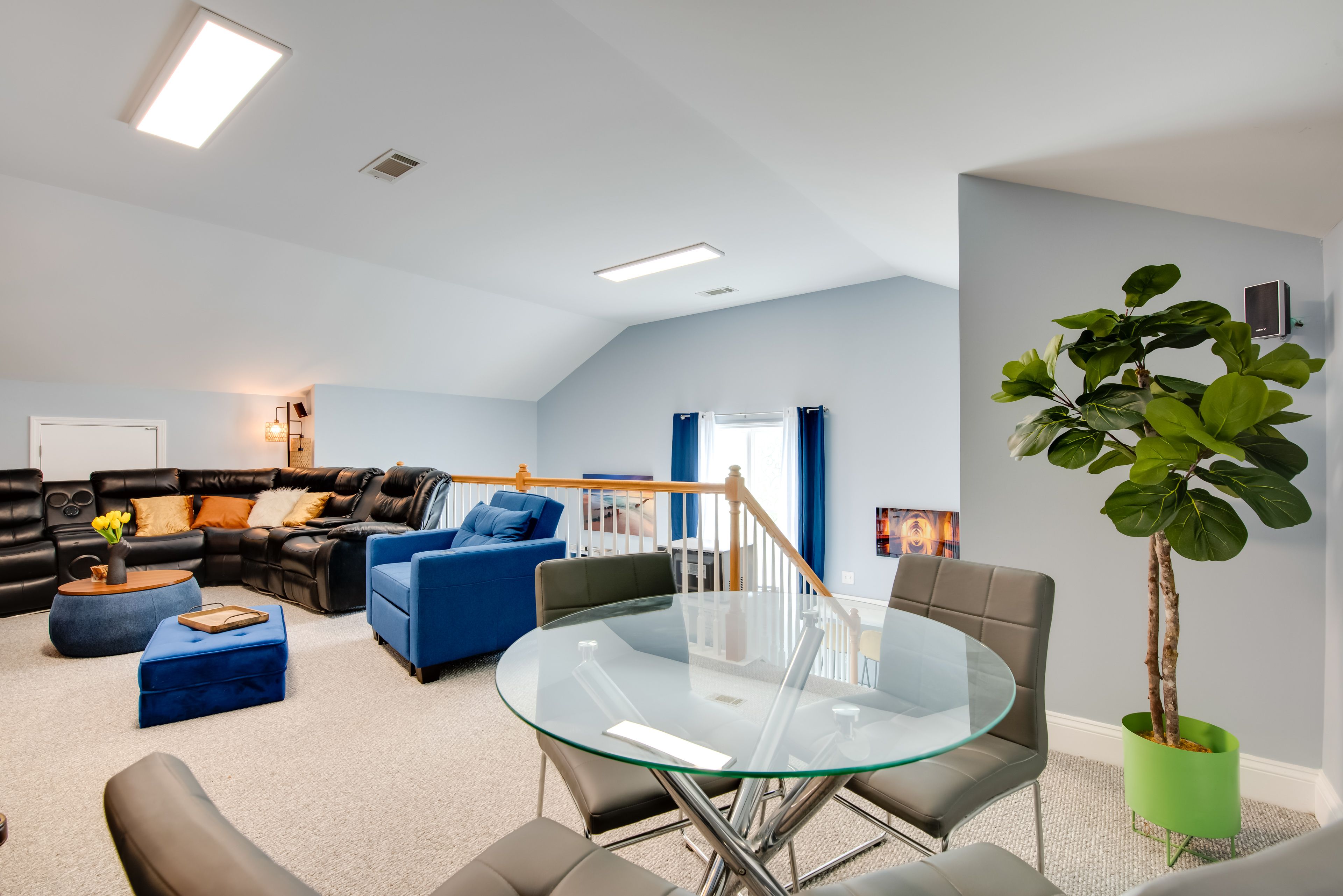 Living Area | Smart TV | Dining Table
