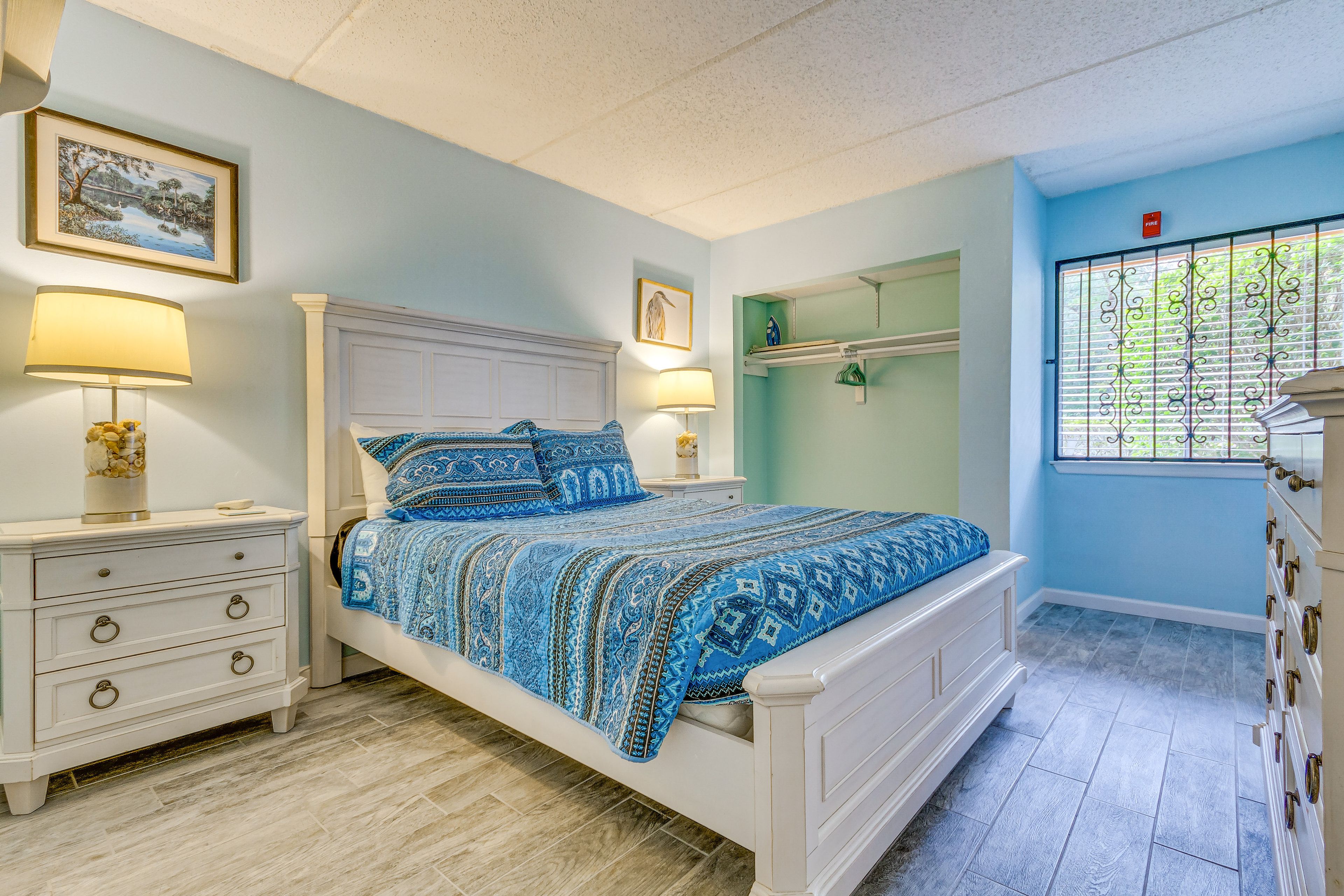 Bedroom 1 | Queen Bed