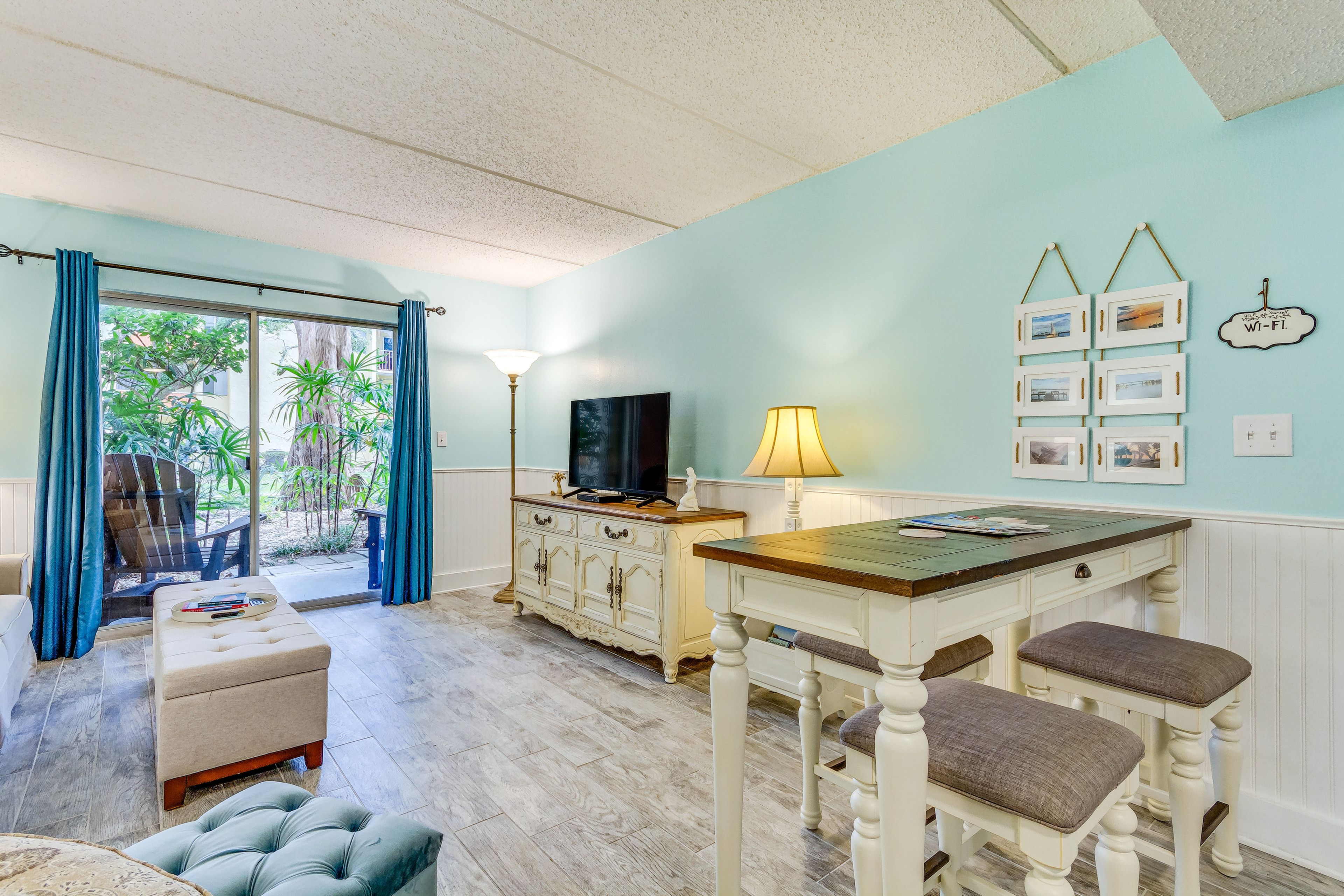Living Room | Smart TV | Central A/C & Heat