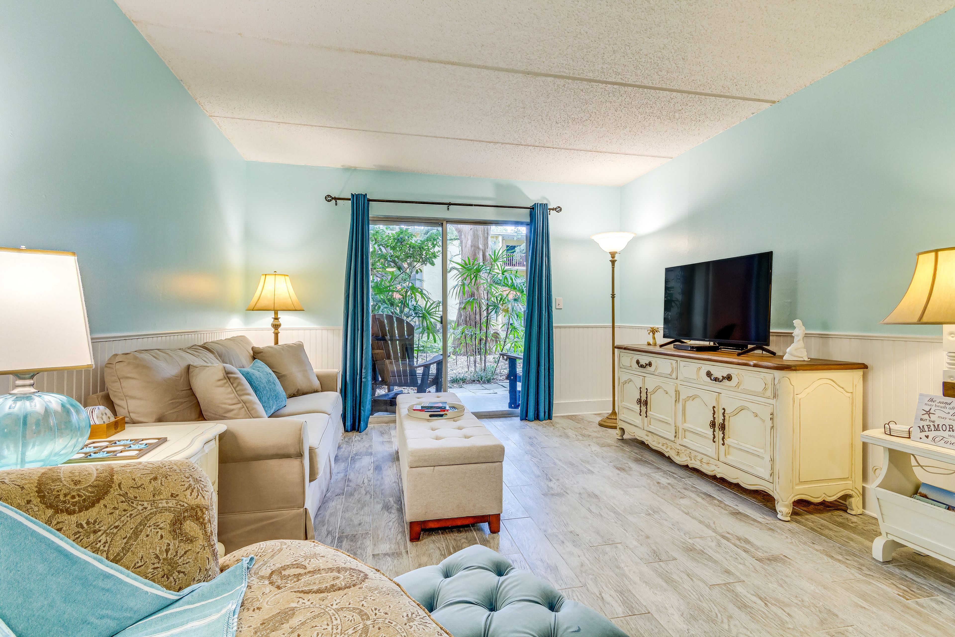 Mary Esther Vacation Rental | 2BR | 1BA | Step-Free Access | 902 Sq Ft