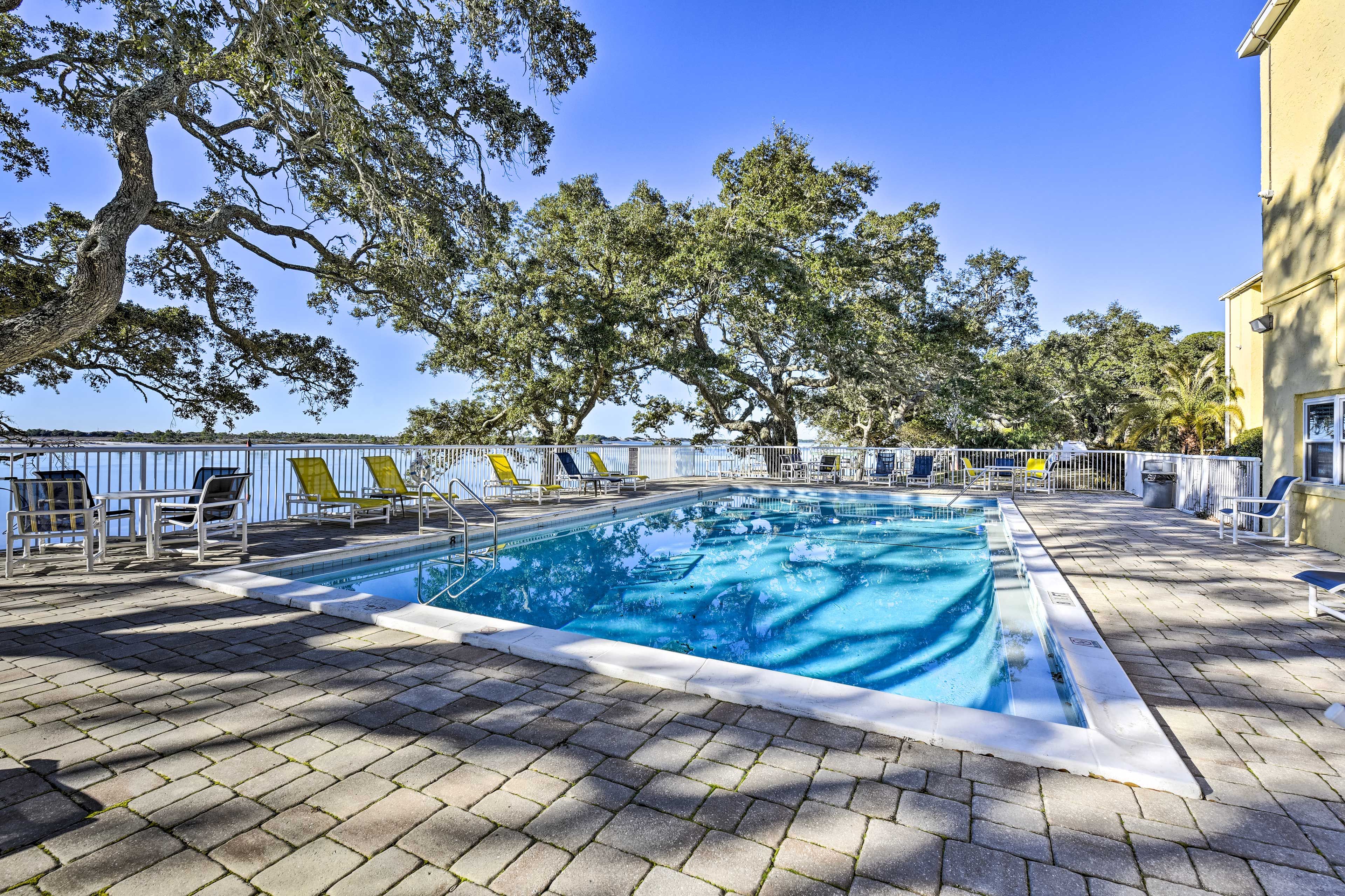 Community Pool (Depth 3.5'-8')