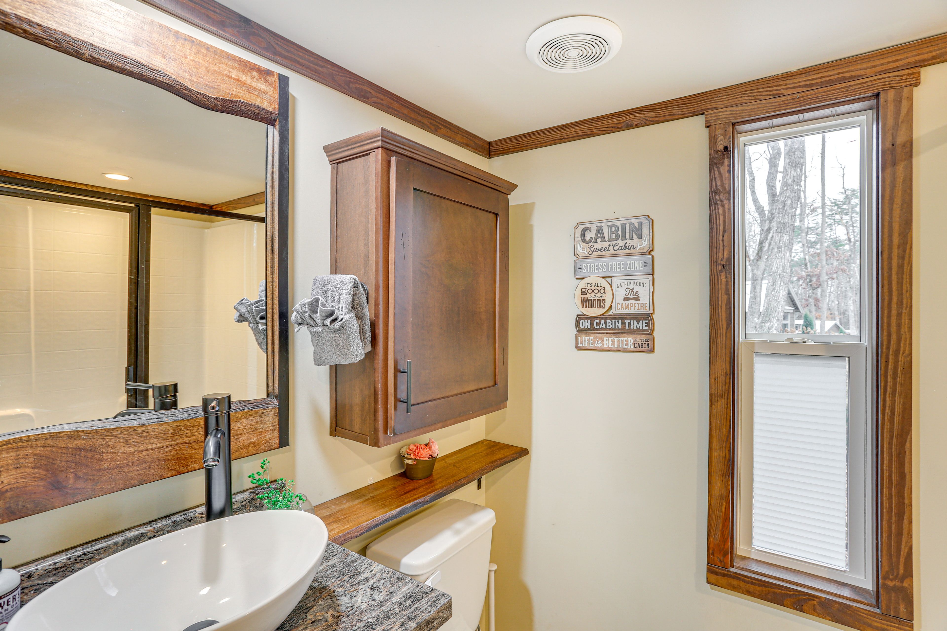 Full Bathroom | 1st Floor | Towels Provided