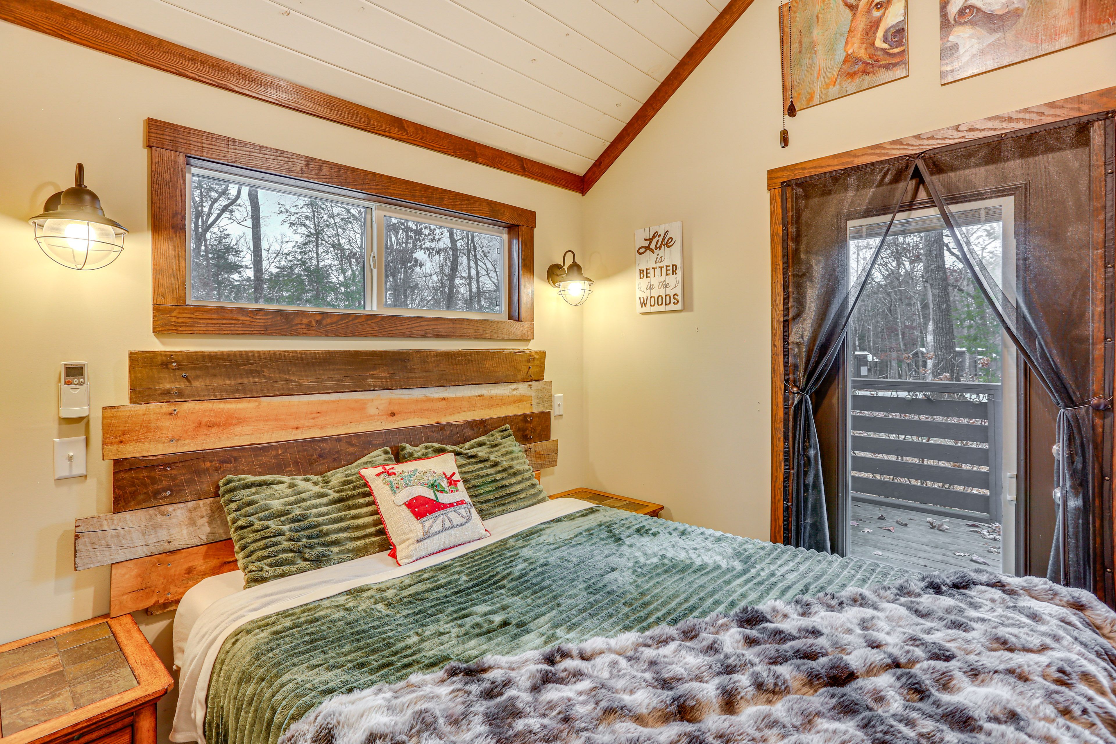 Bedroom | Queen Bed | 1st Floor | Linens Provided