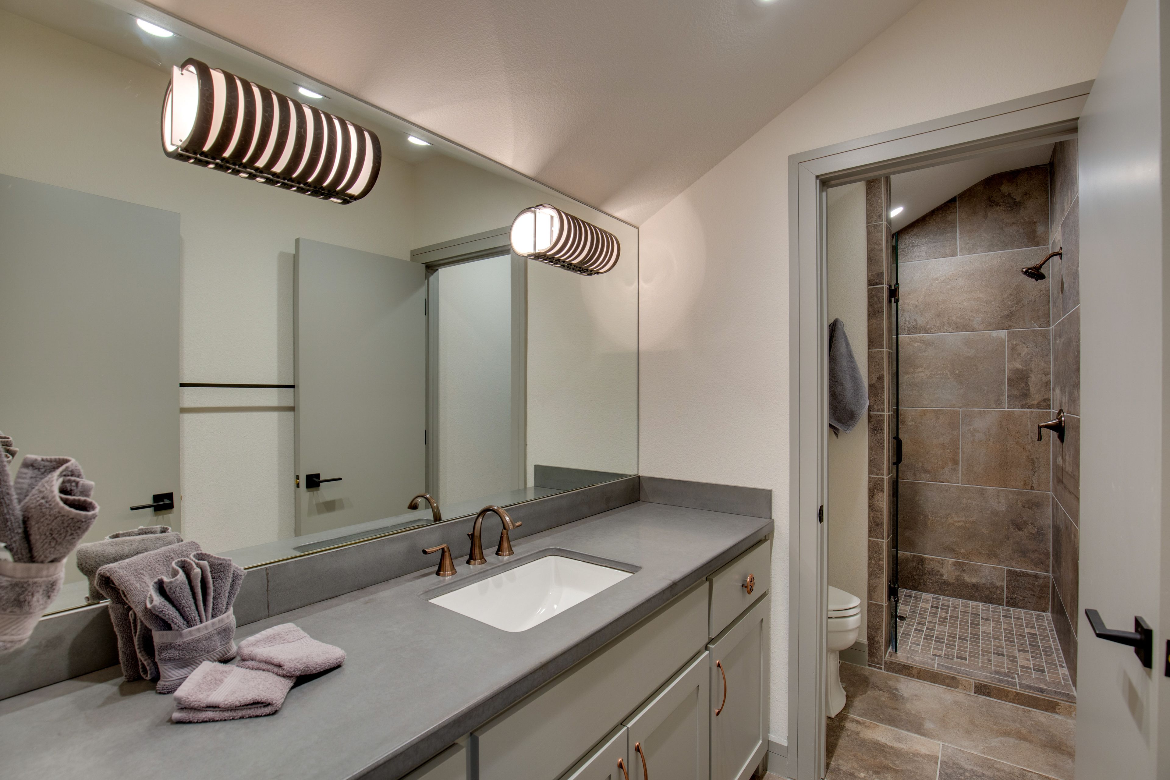 Bathroom | 2nd Floor