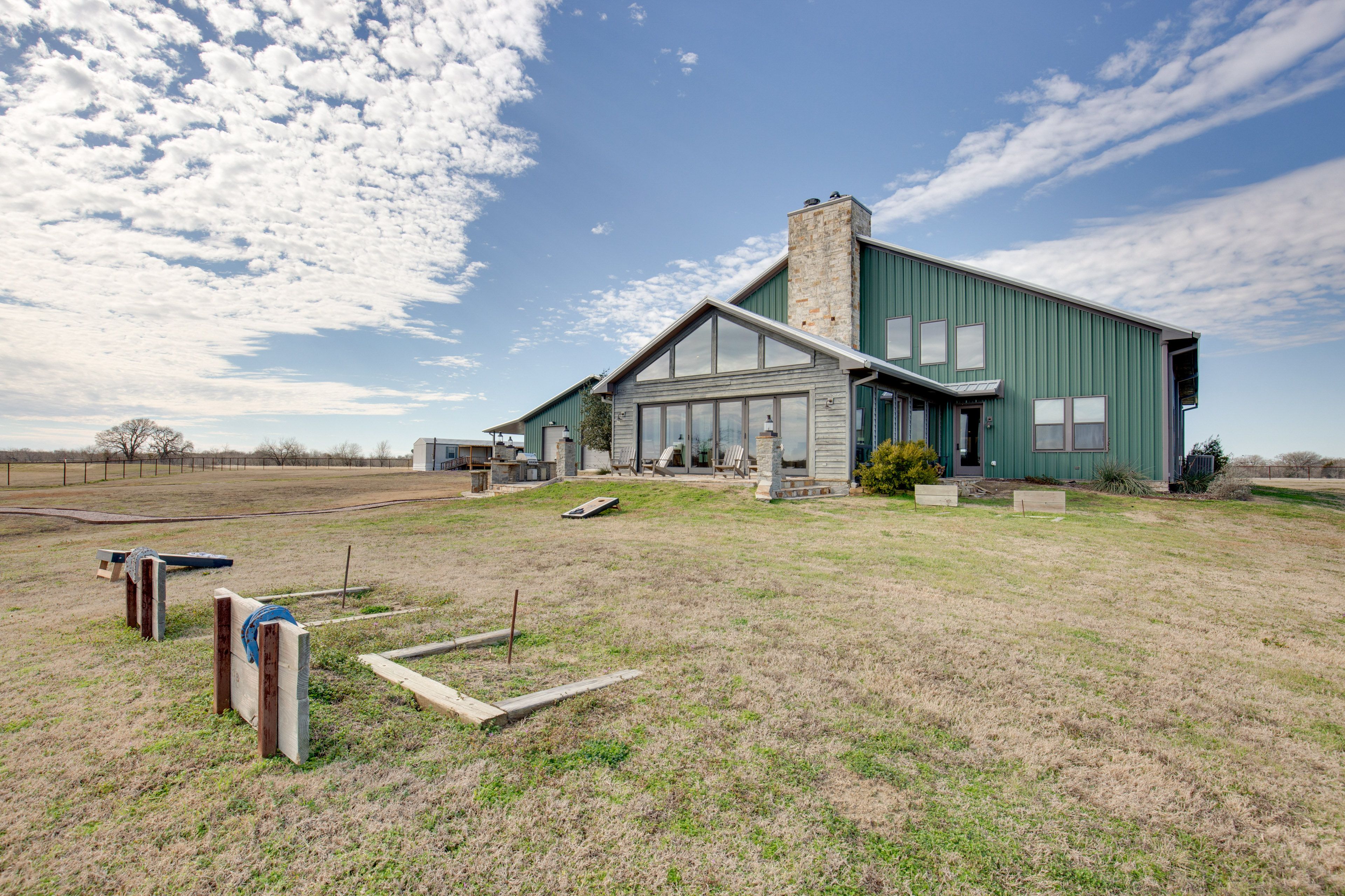 Backyard | Horseshoes