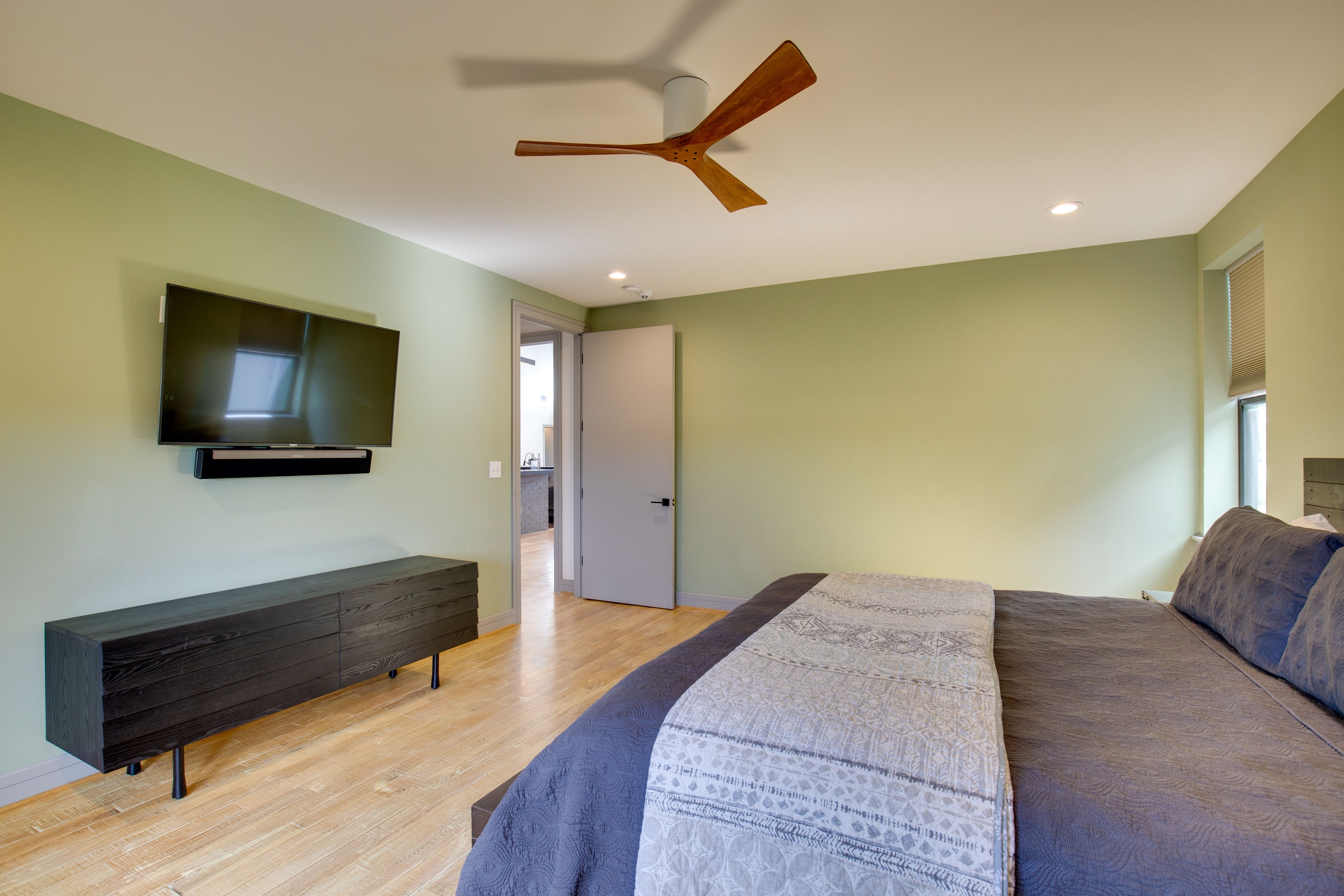 Bedroom 1 | King Bed | Smart TV | 1st Floor