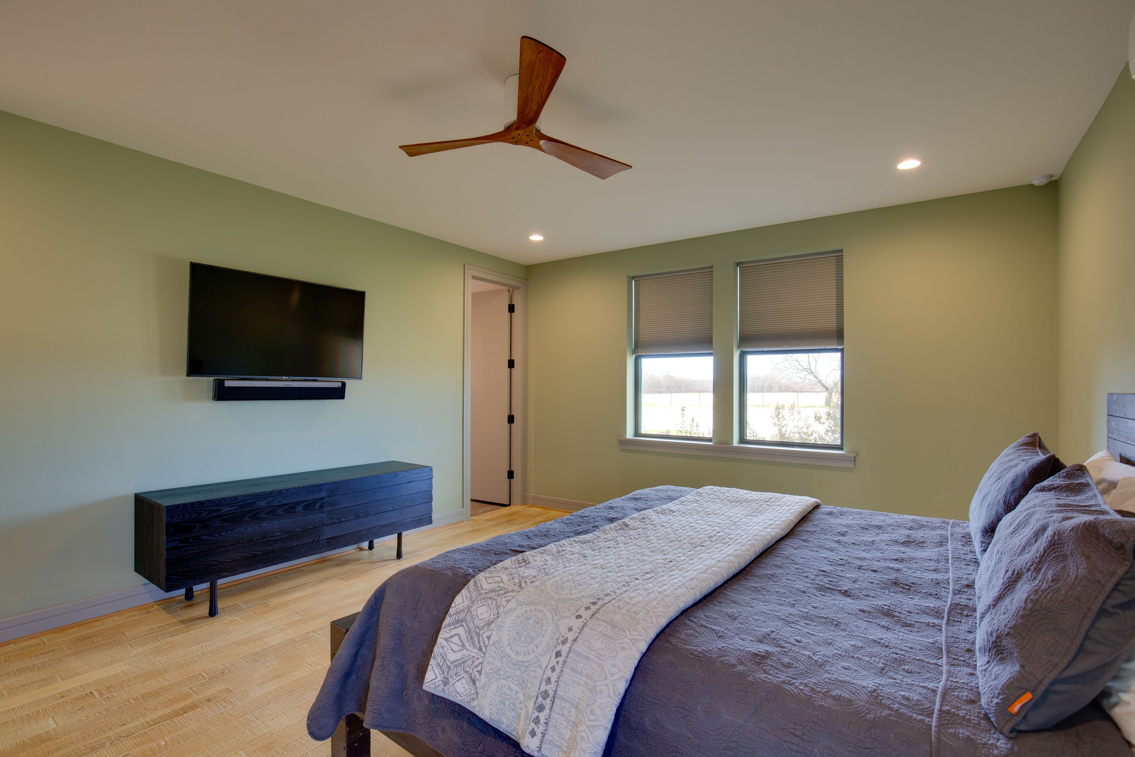Bedroom 2 | King Bed | Smart TV | 1st Floor