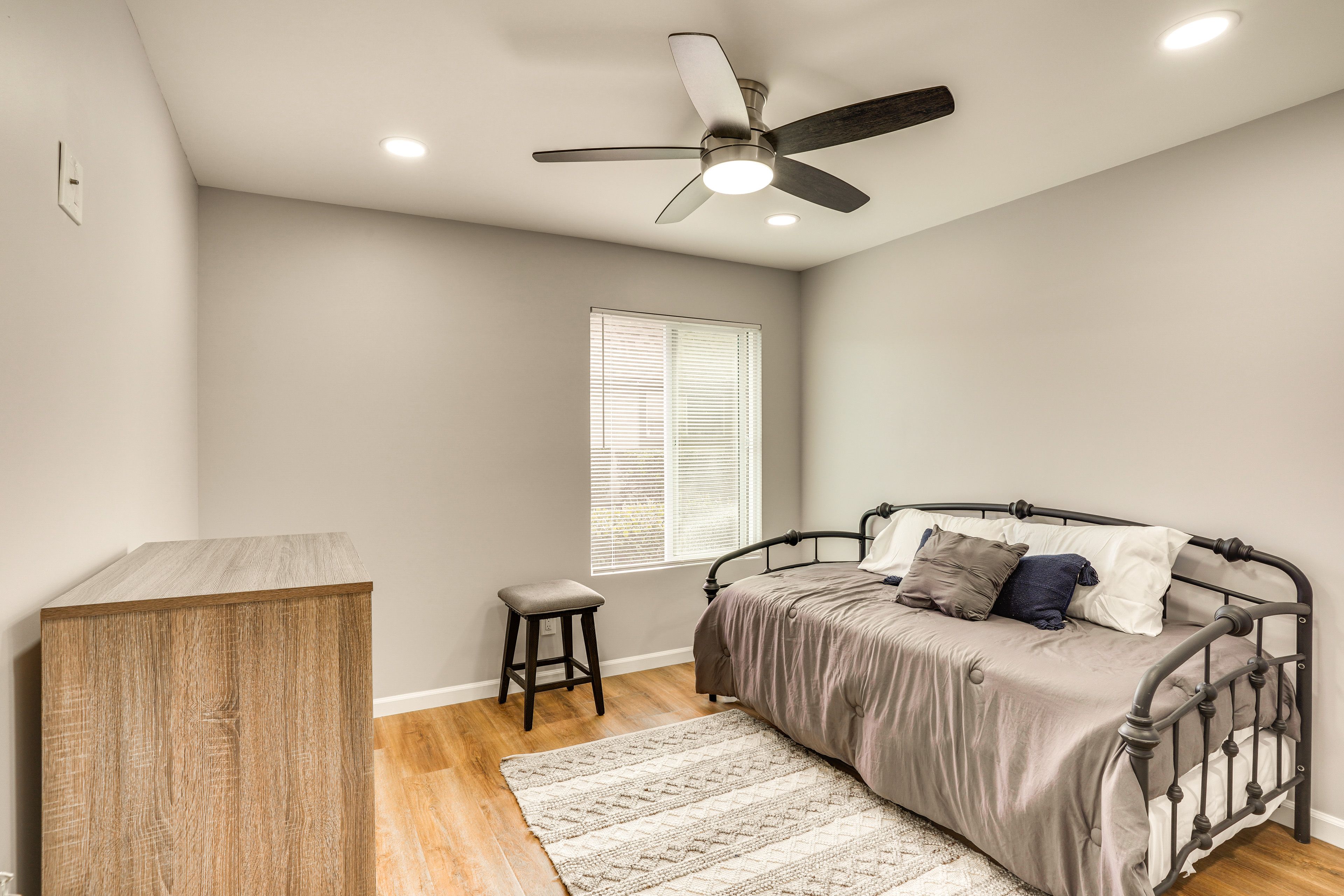 Bedroom 2 | Twin Daybed w/ Twin Trundle