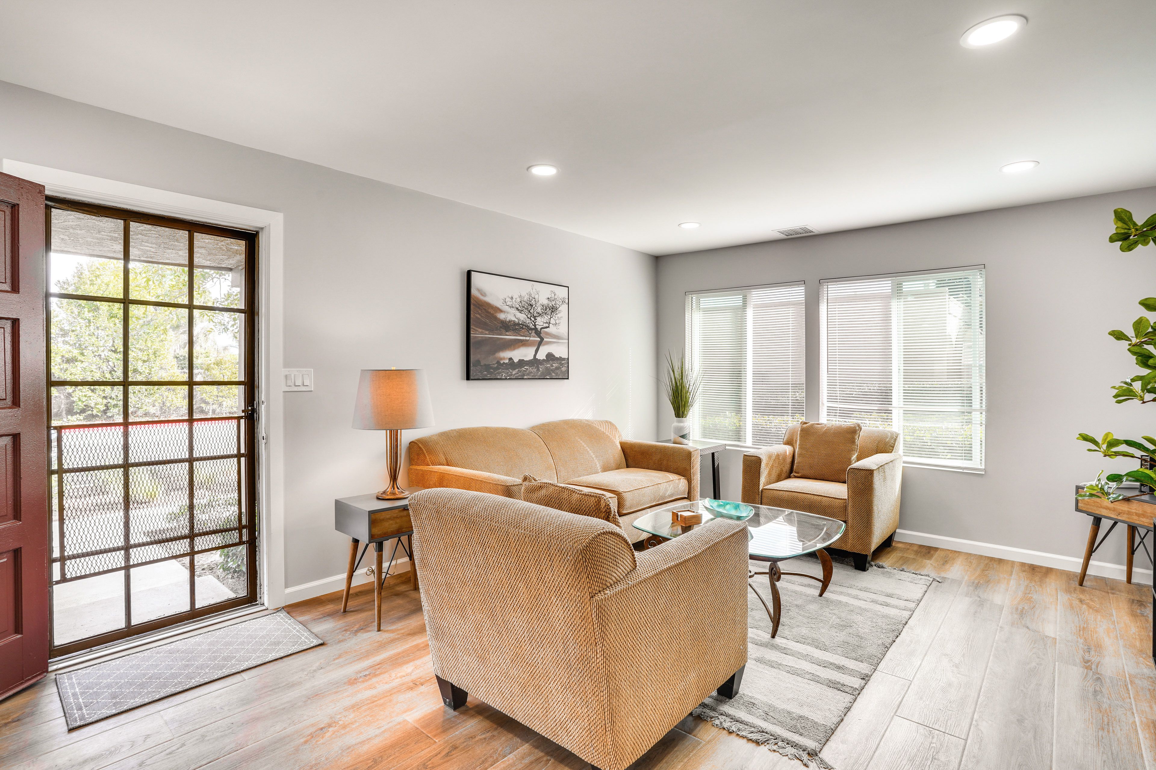 Living Room | Central A/C + Heating | Smart TV | Free WiFi