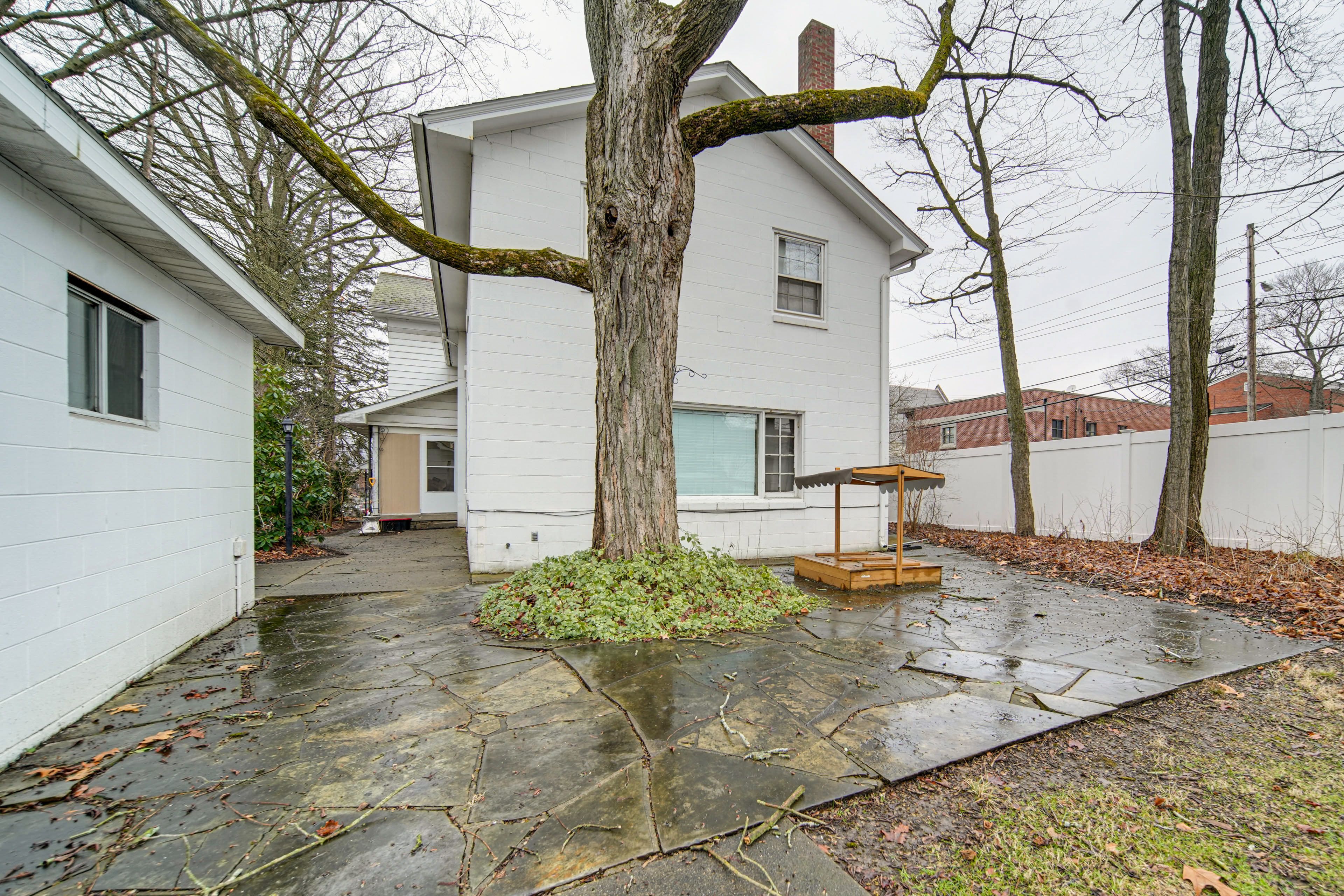 Shared Exterior | Central Heating & A/C | Free WiFi