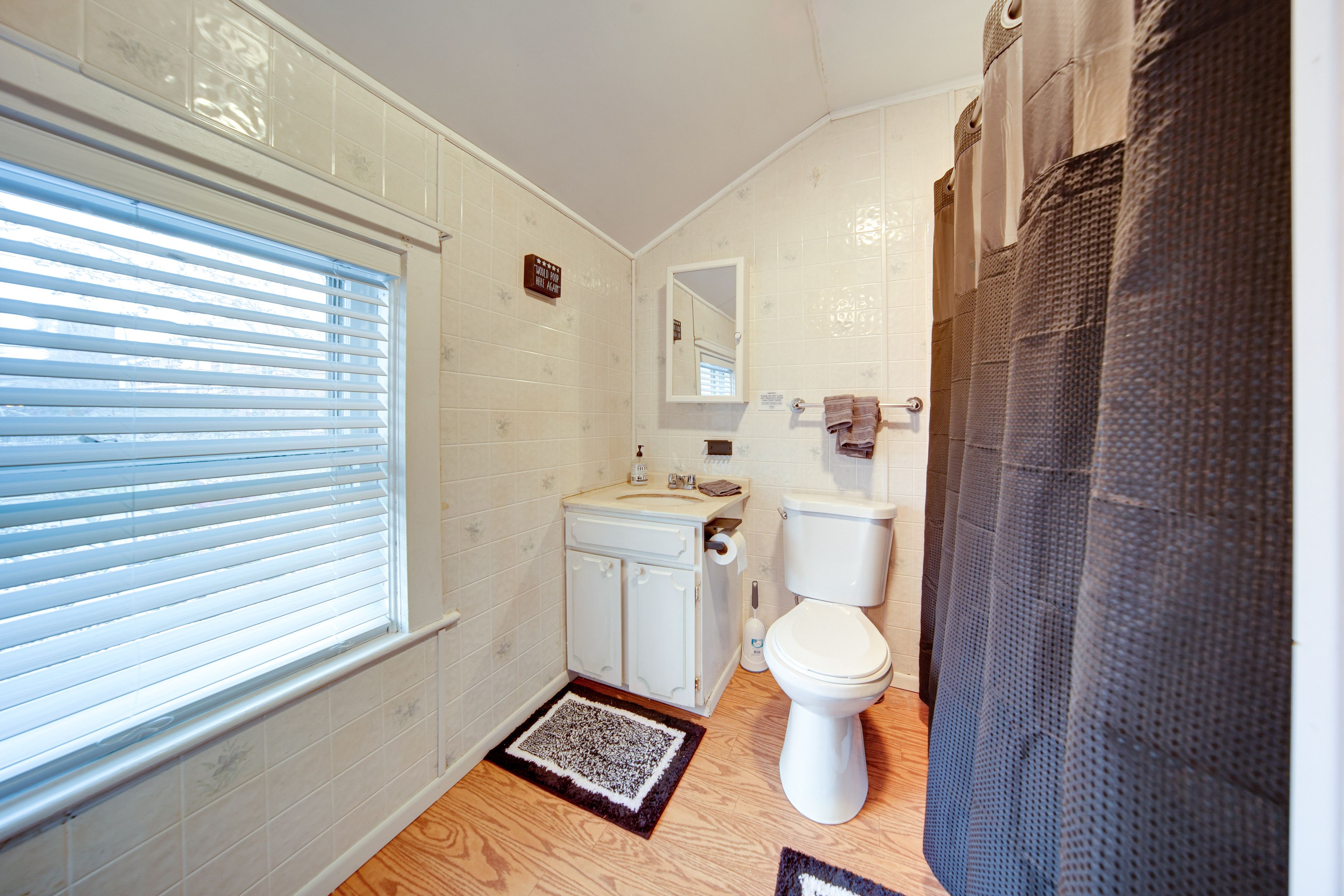 Full Bathroom | Towels Provided | Complimentary Toiletries | Hair Dryer
