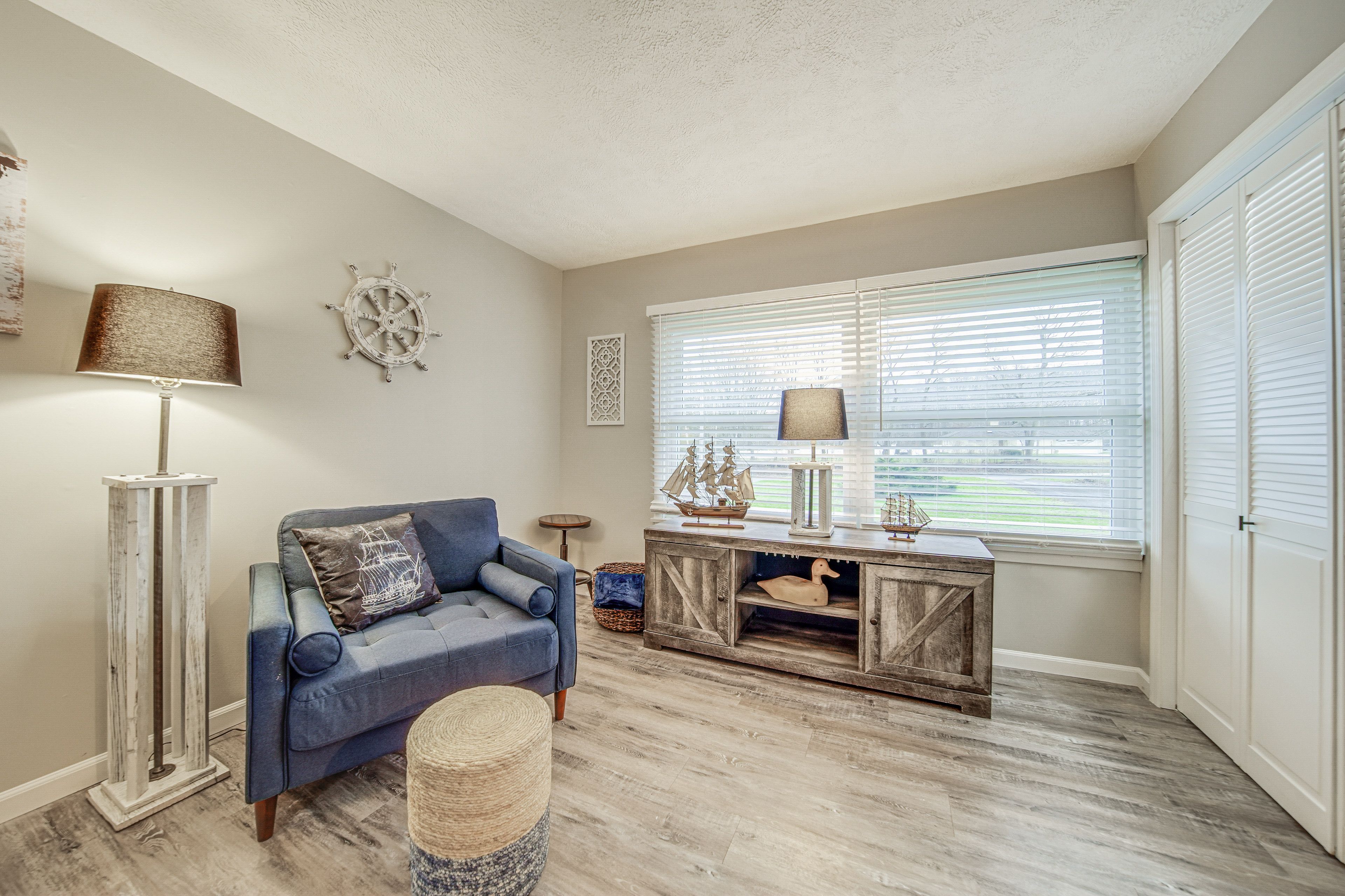 Living Room | Sleeper Sofa | Free WiFi | Smart TV | Central A/C & Heating