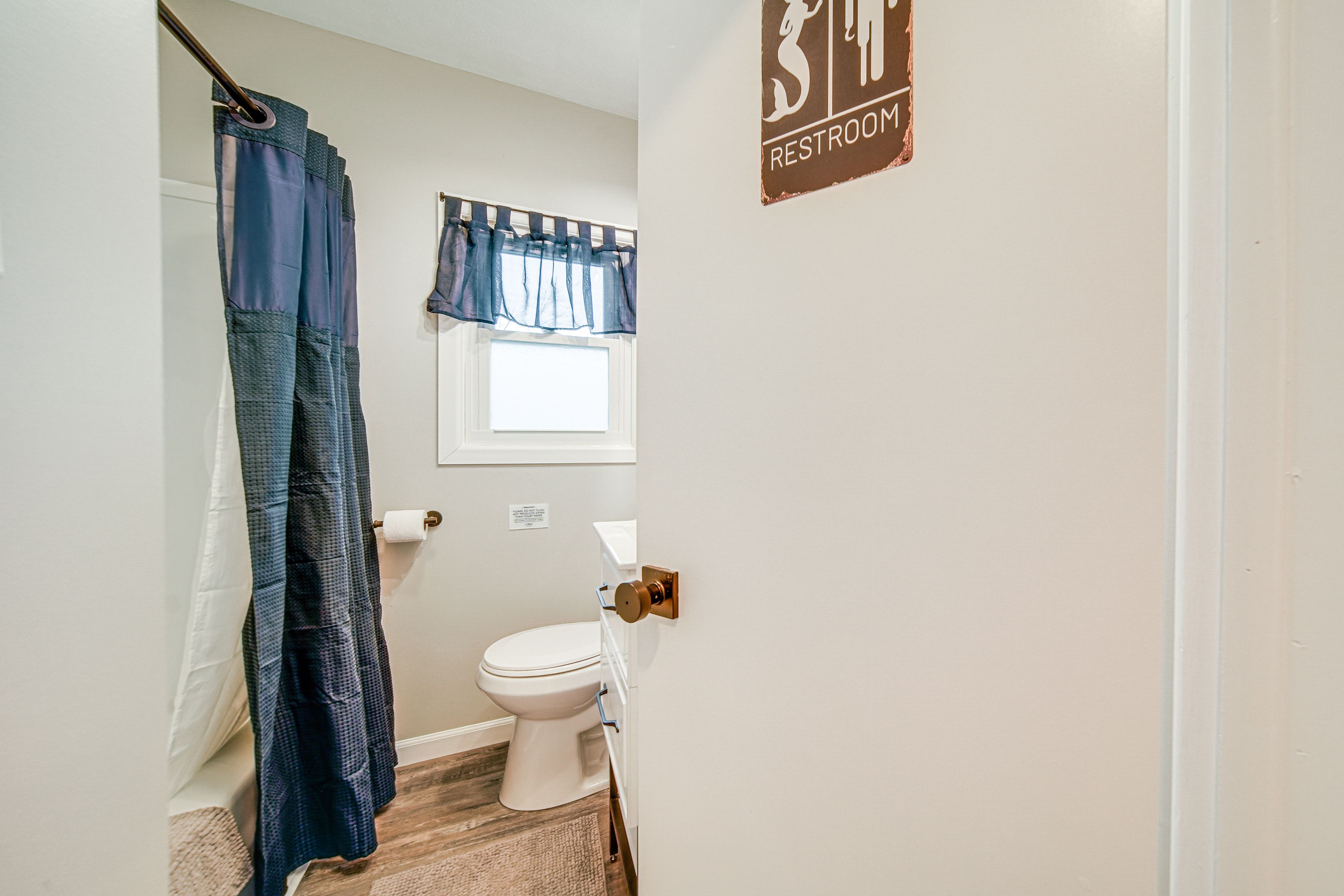 Full Bathroom | Complimentary Toiletries | Hair Dryer